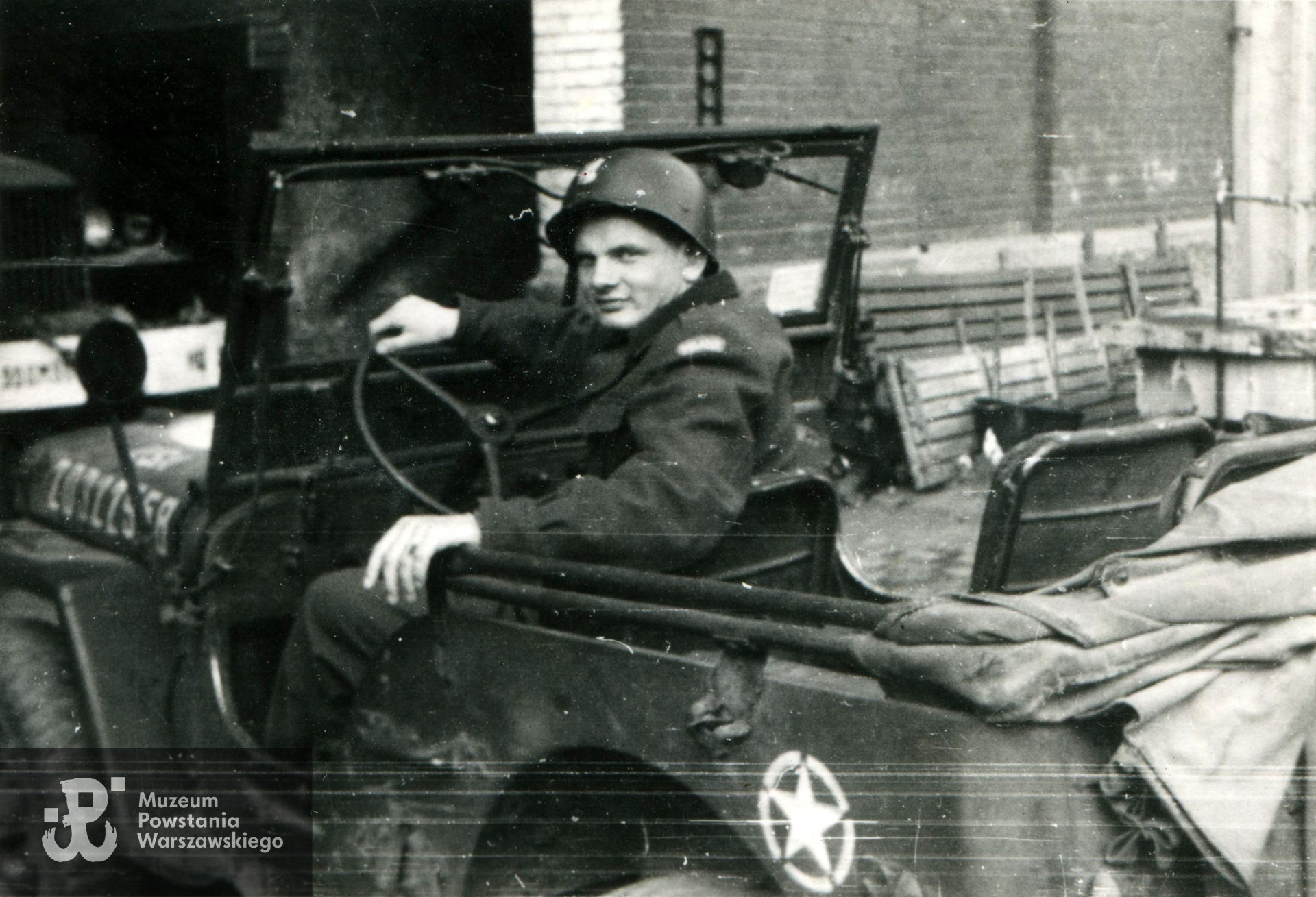 Podczas służby w kompanii wartowniczej przy wojsku amerykańskim.  Fot. ze zbiorów rodzinnych p. Tadeusza Waleriana Bobrowskiego. 