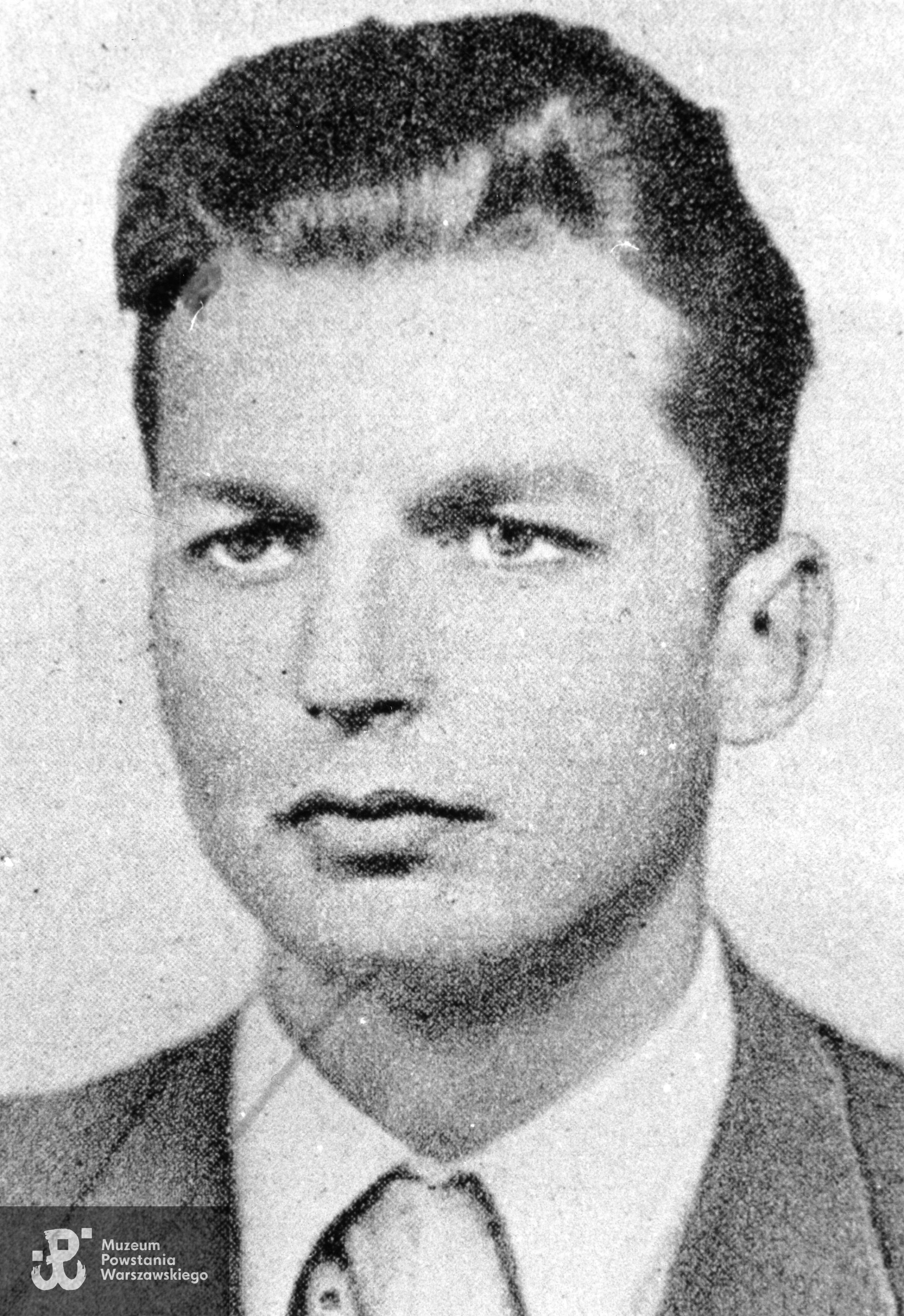 Fotografia portretowa. Ppor. Stanisław Leopold "Rafał" (1918-1944). Fot. ze zbiorów Muzeum Powstania Warszawskiego, sygn. MPW-IK/1166