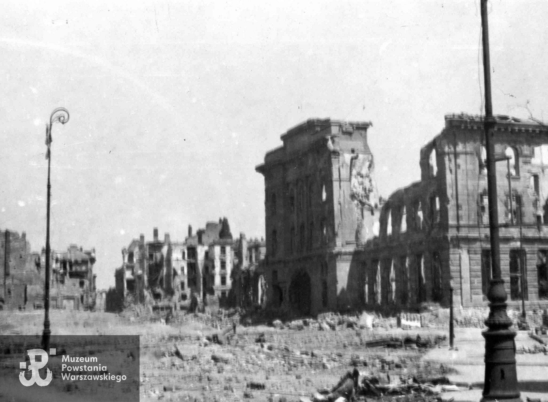Zniszczony gmach Poczty Głównej przy Placu Napoleona. Fotografia autorstwa Zbigniewa Grochowskiego. Fot. ze zbiorów Muzeum Powstania Warszawskiego, sygn. MPW-IP/2859 (MPW-GI-4000/15/06)