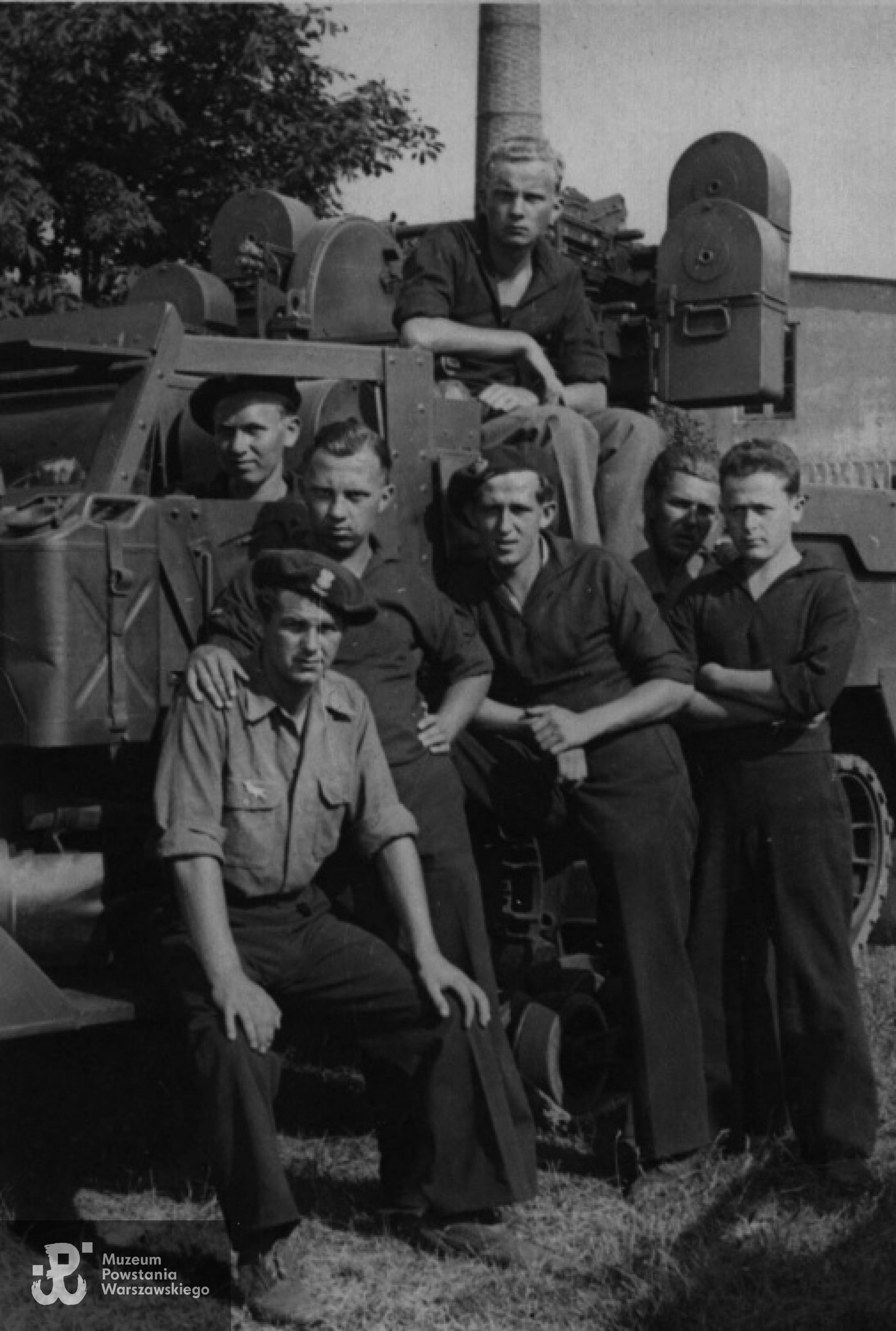 Rok 1945 - po wyzwoleniu w bazie alianckiej na wyspie Sylt. Stefan Tamowicz siedzi w kabinie transportera