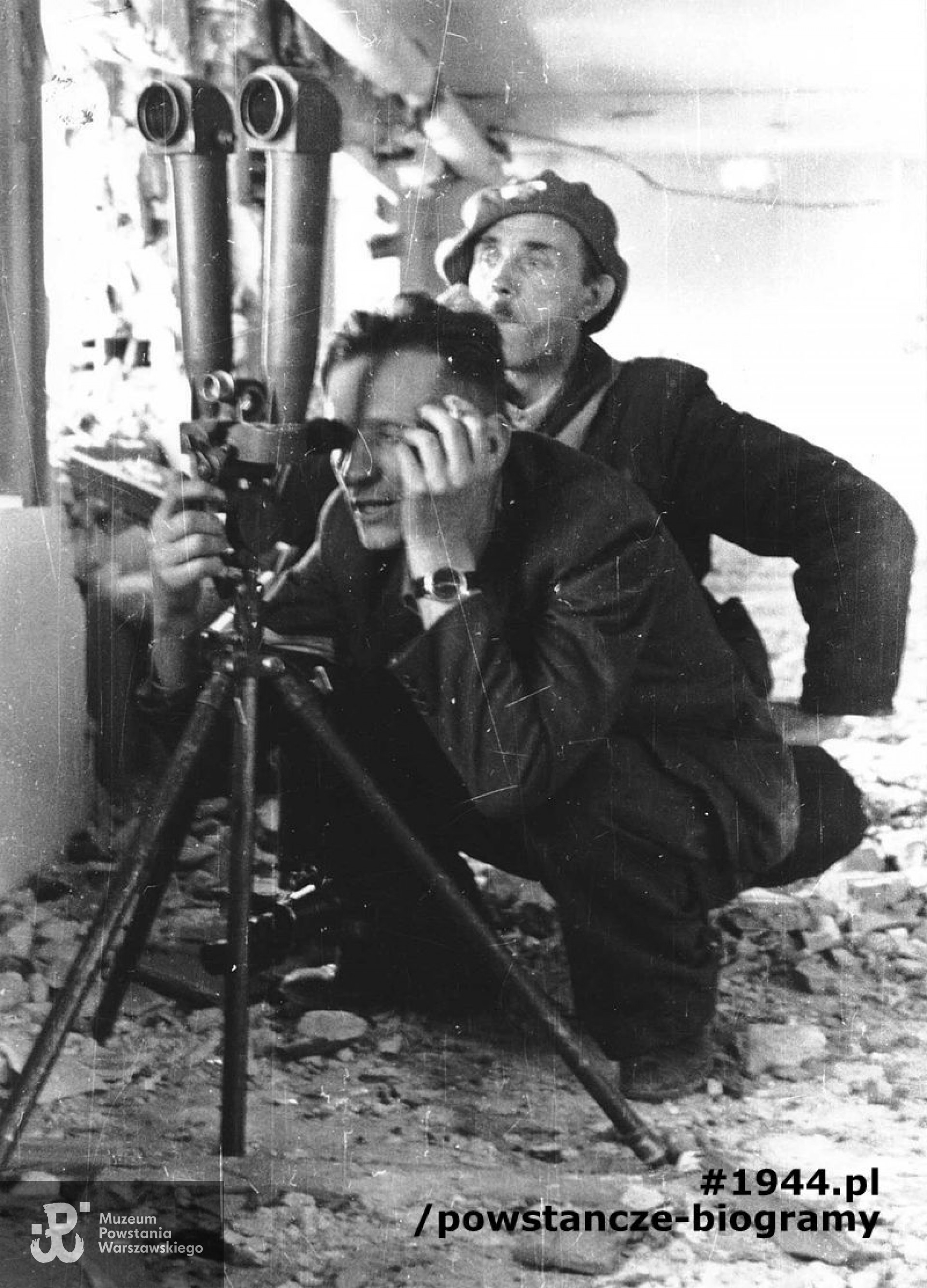 Powstanie Warszawskie: mjr Stefan Mich „Kmita” na stanowisku obserwacyjnym wysokim piętrze budynku Prudential przy Placu Napoleona. Autorem zdjęcia jest Eugeniusz Lokajski "Brok". Fot. ze zbiorów Muzeum Powstania Warszawskiego