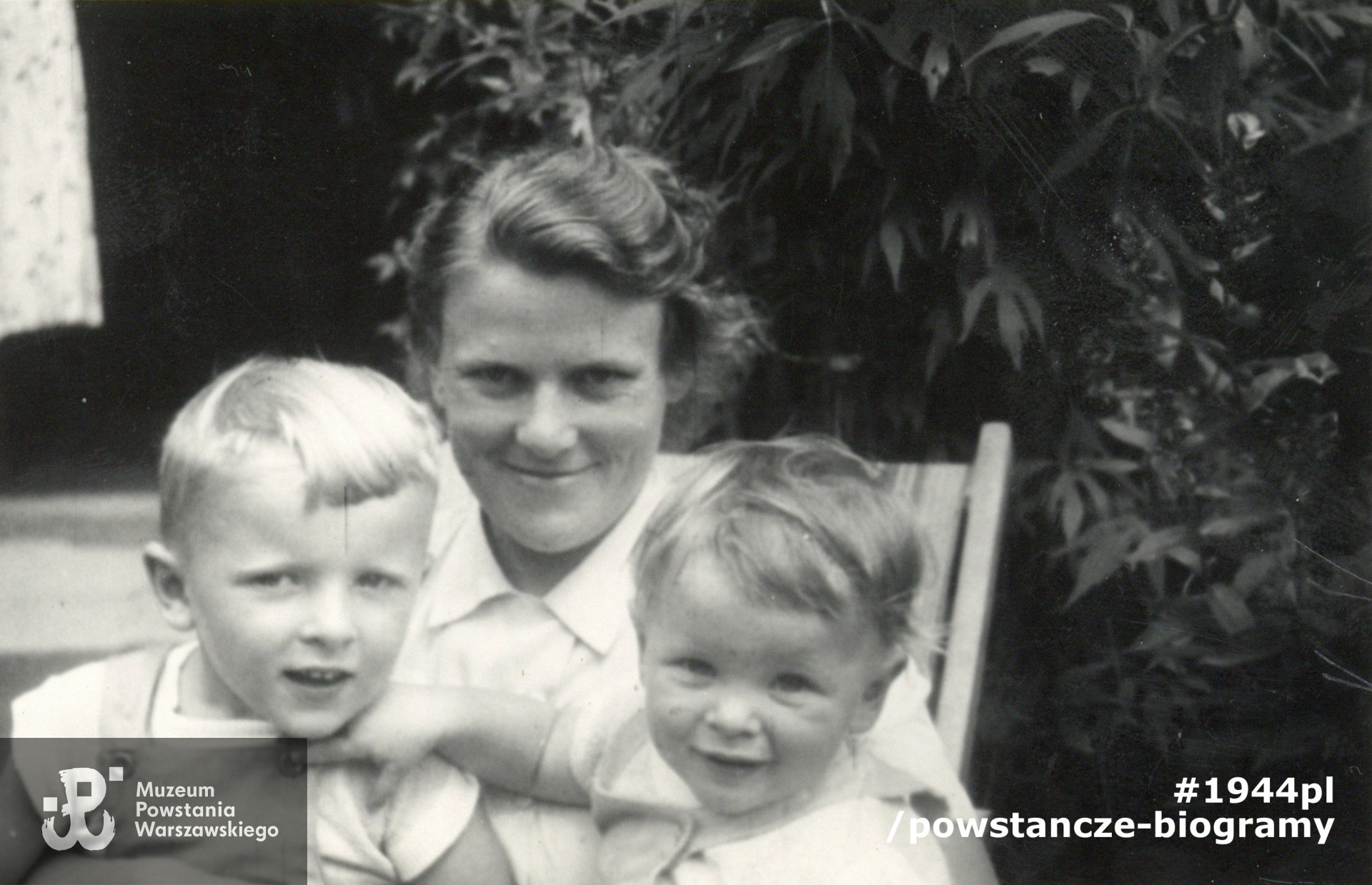 Alina z synami,  Janem (z lewej) i Piotrem (z prawej). 1956 rok. Fot. ze zbiorów rodzinnych udostępnione przez p. Jana Polaczka, syna Aliny Polaczkowej z d. Rutkowskiej ps. Alina