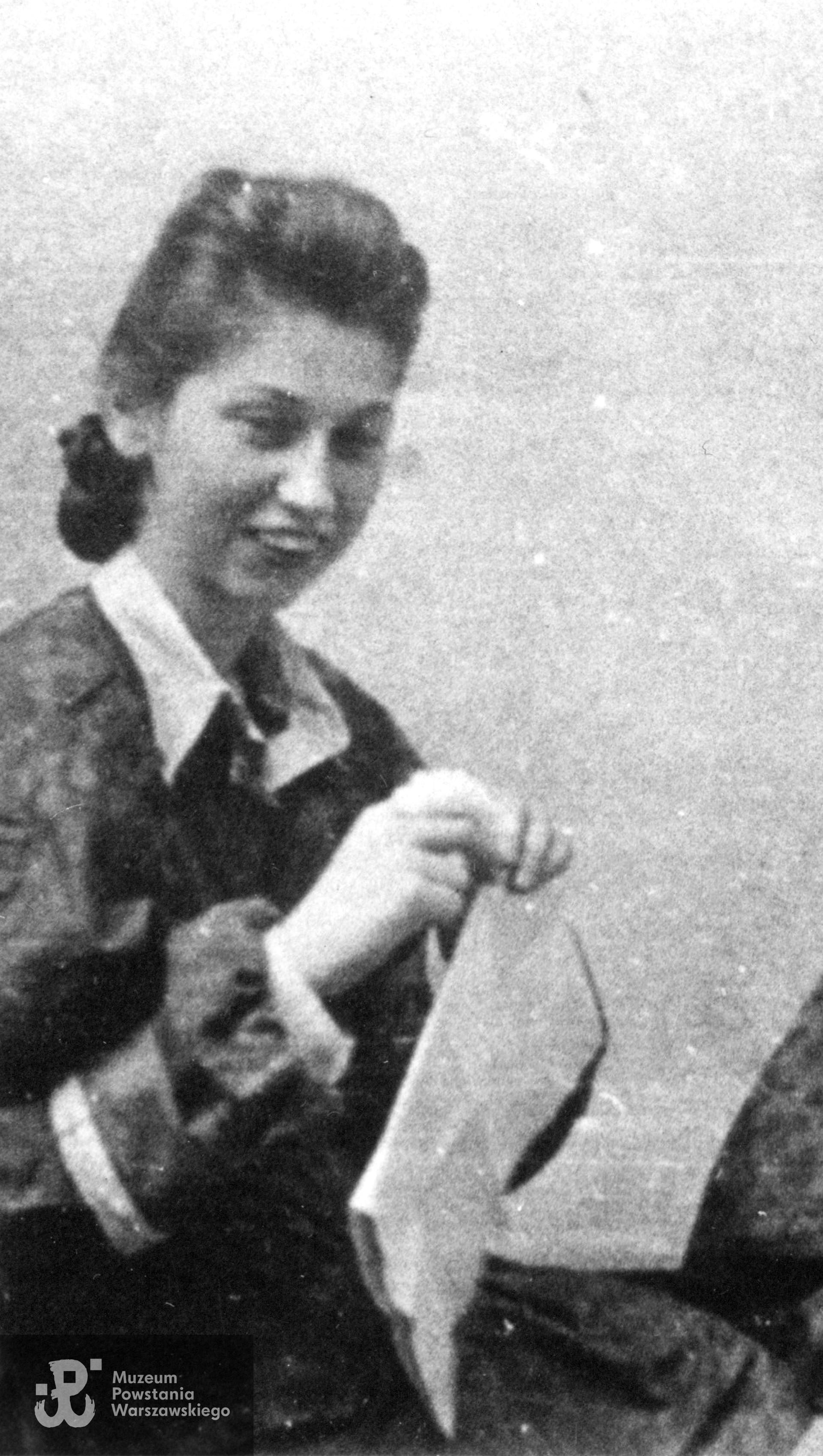 Maria Goetzen podczas Powstania Warszawskiego, Fot. ze zbiorów Muzeum Powstania Warszawskiego, zbiór Ewy Orlikowskiej-Krasnowolskiej, fragment szerszego ujęcia, ujęcie tożsame sygn. MPW-IN/11094.