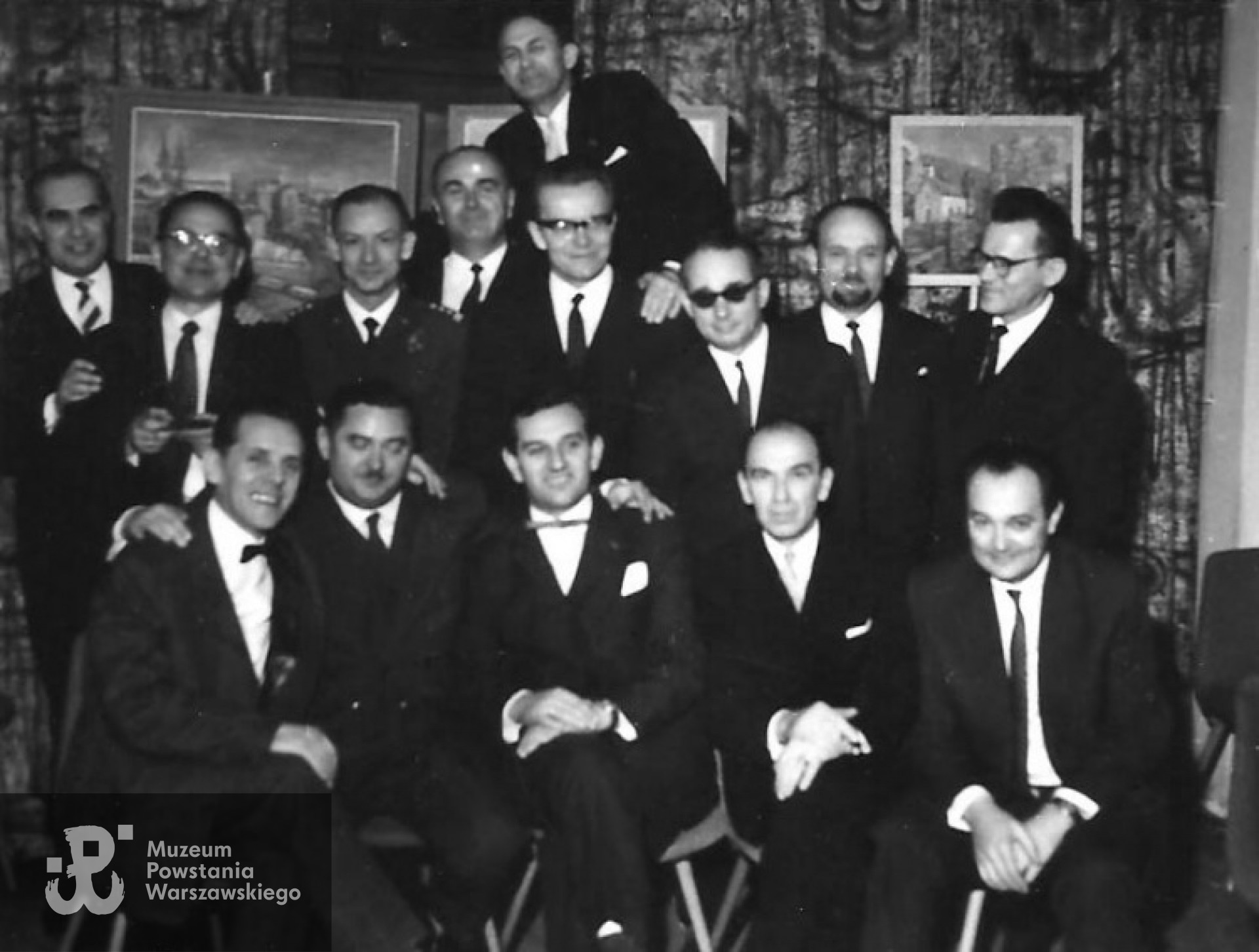 Spotkanie kolegów "Lelewelczyków" - Antoni czwarty po lewej na górze