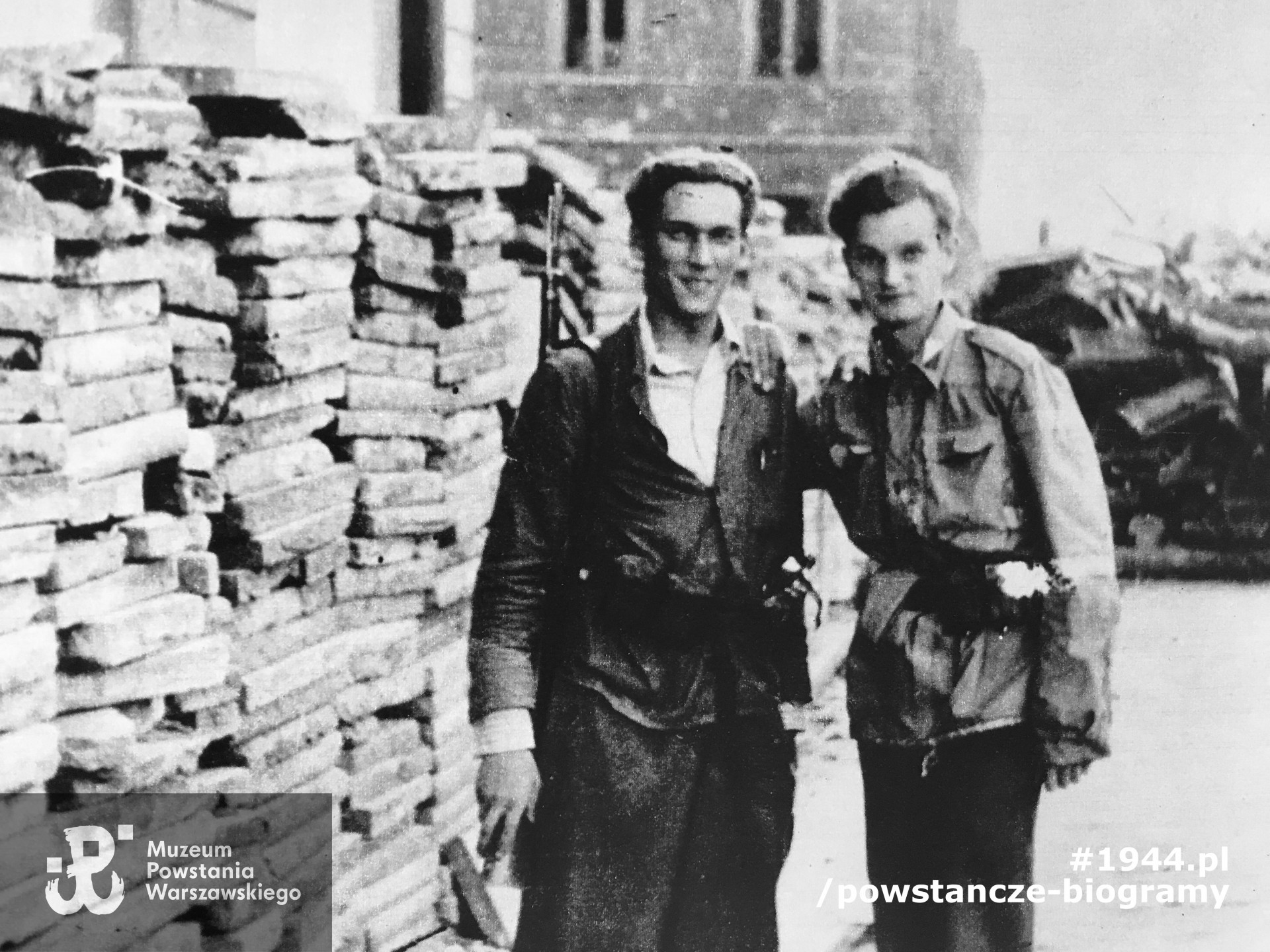 Fotografia z okresu Powstania Warszawskiego, Tadeusz Lucjan Komorowski ps. "Kilof" stoi po prawej. Fot. udostępniła p. Alicja Wocial