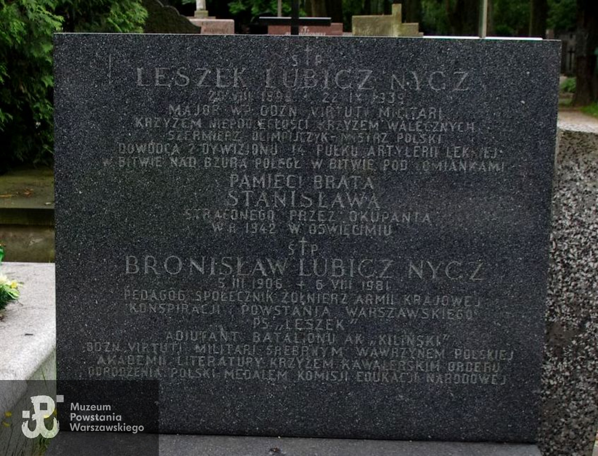 Grób Bronisława Lubicz-Nycza i jego brata Leszka Lubicz-Nycza znajdujący się na Cmentarzu Wojskowym na Powązkach w Warszawie. Fot. Mateusz Opasiński, źródło Wikipedia