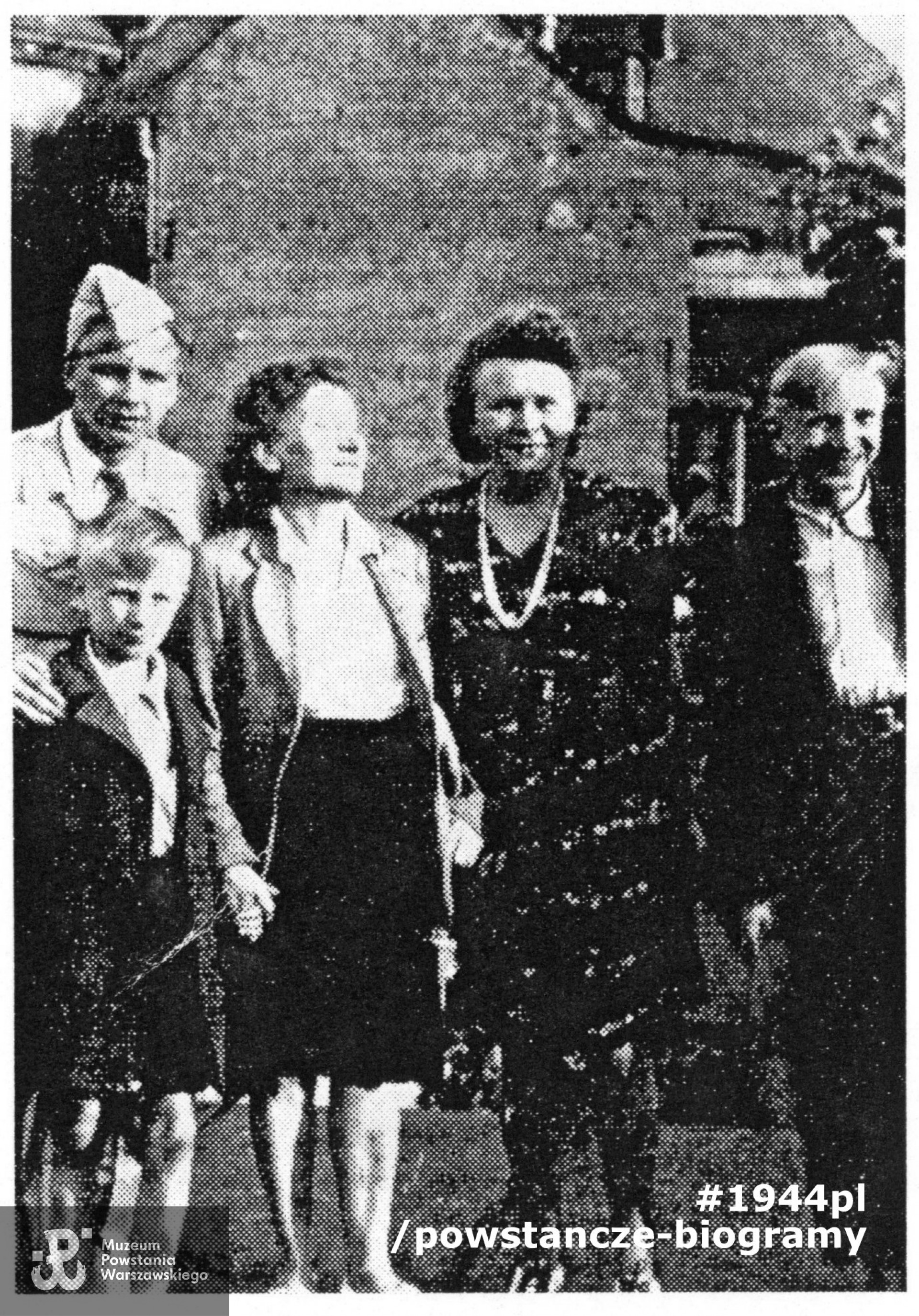 Fotografia wykonana po wojnie w Krakowie. Widoczni na zdjęciu: Barbara Radwańska z matką Ludmiłą oraz braćmi: Andrzejem (który powrócił z obozu), Janem (najmłodszym z rodzeństwa) oraz Bogusławem. Fot. udostępnił p.  Jan  Ziemowit  Radwański.