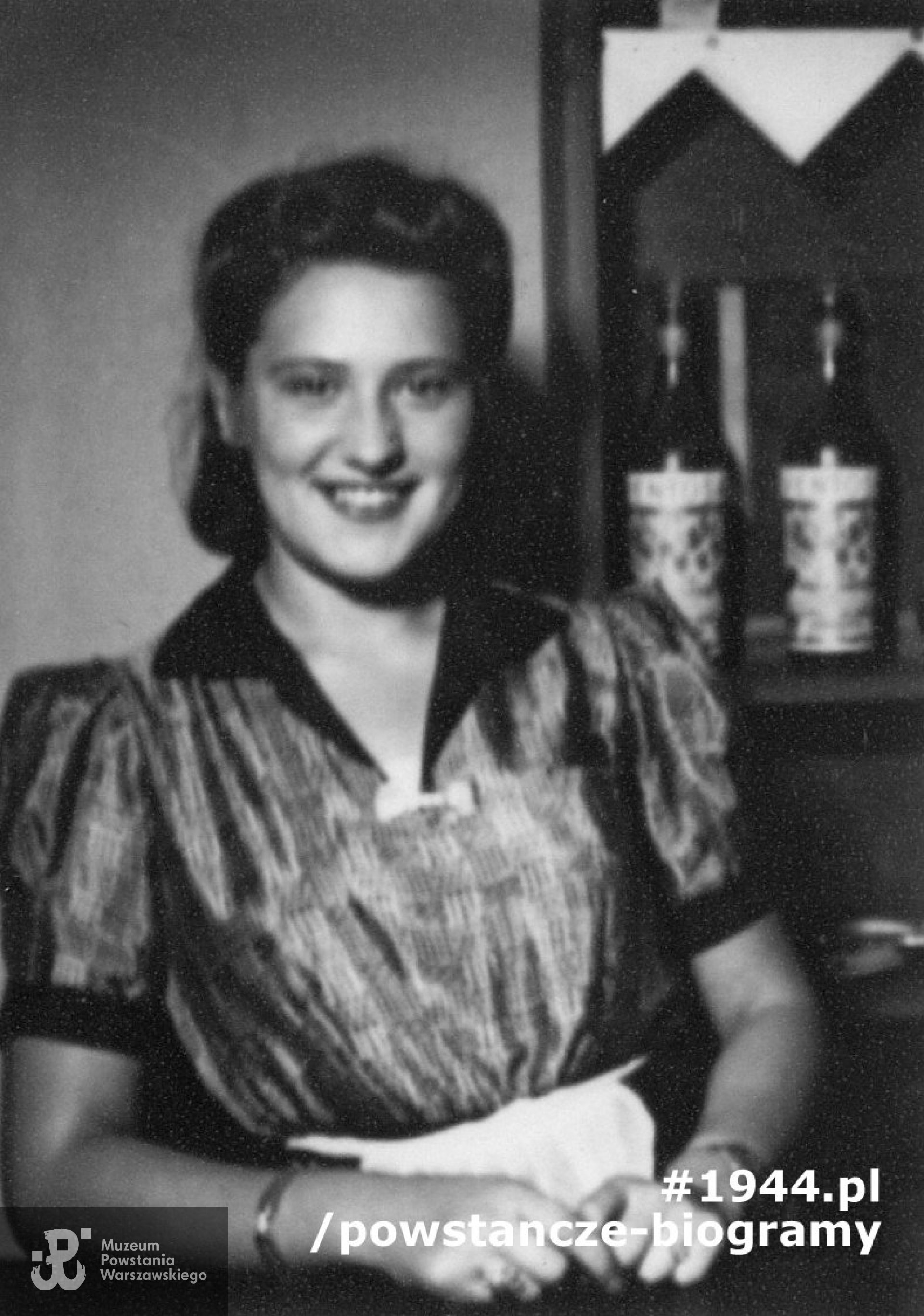 Hanna Danuta Strzałkowska - Wajnert ps. „Maria Ostrowska” jako "barmanka" Fotografia  wykonana w 1942 roku. Ze zbiorów Muzeum Powstania Warszawskiego,  sygn. P/5847/07