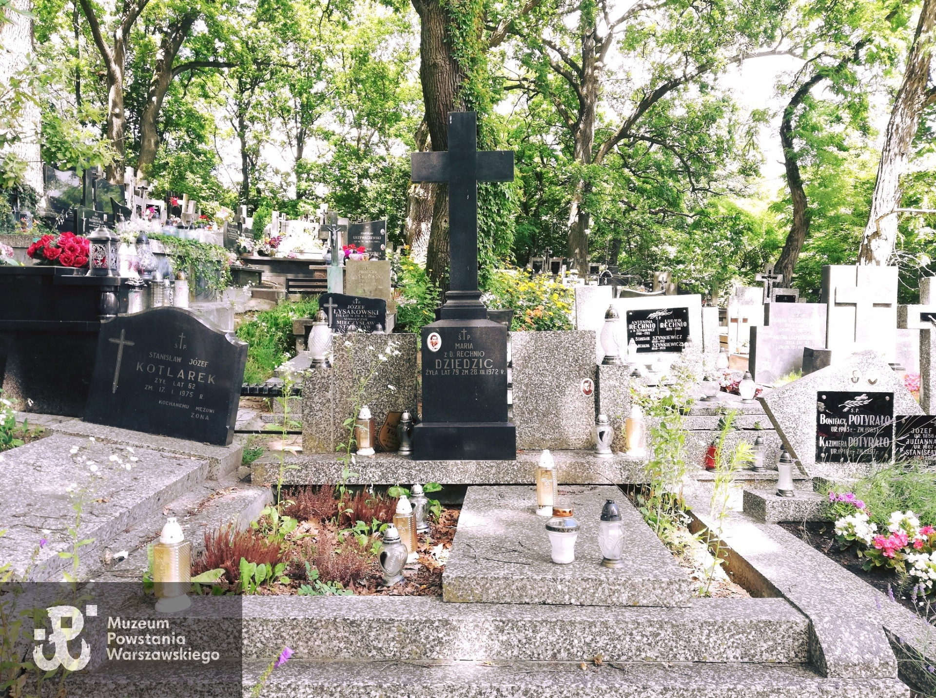 Symboliczny grób ppor. Zdzisława Dziedzica ps. Dąbrowski na cmentarzu parafialnym w Czersku pod Górą Kalwarią. Autorem zdjęcia jest p. Robert Korczak, UM w Górze Kalwarii.