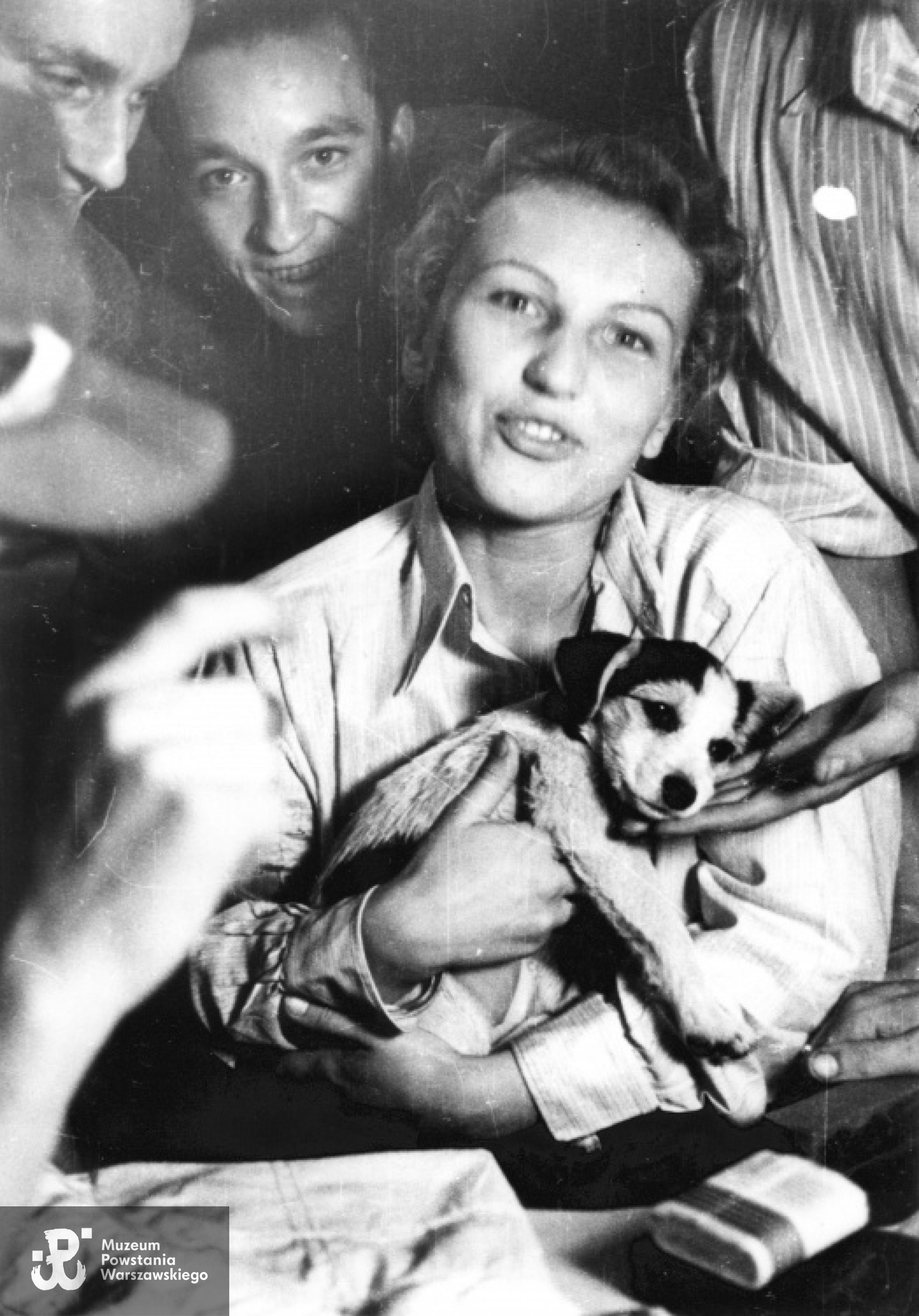Grupa powstańców z Oddziału Osłonowego WZW; na pierwszym planie plut. Hanna Pruszkowska "Baśka" z psem Kropką, z tyłu od lewej: st. strz. Andrzej Mazurkiewicz "Rost", strz. Marian Kakowski "Maniuś". Fot. Eugeniusz Lokajski, zbiory MPW, sygn. MPW-IN/210