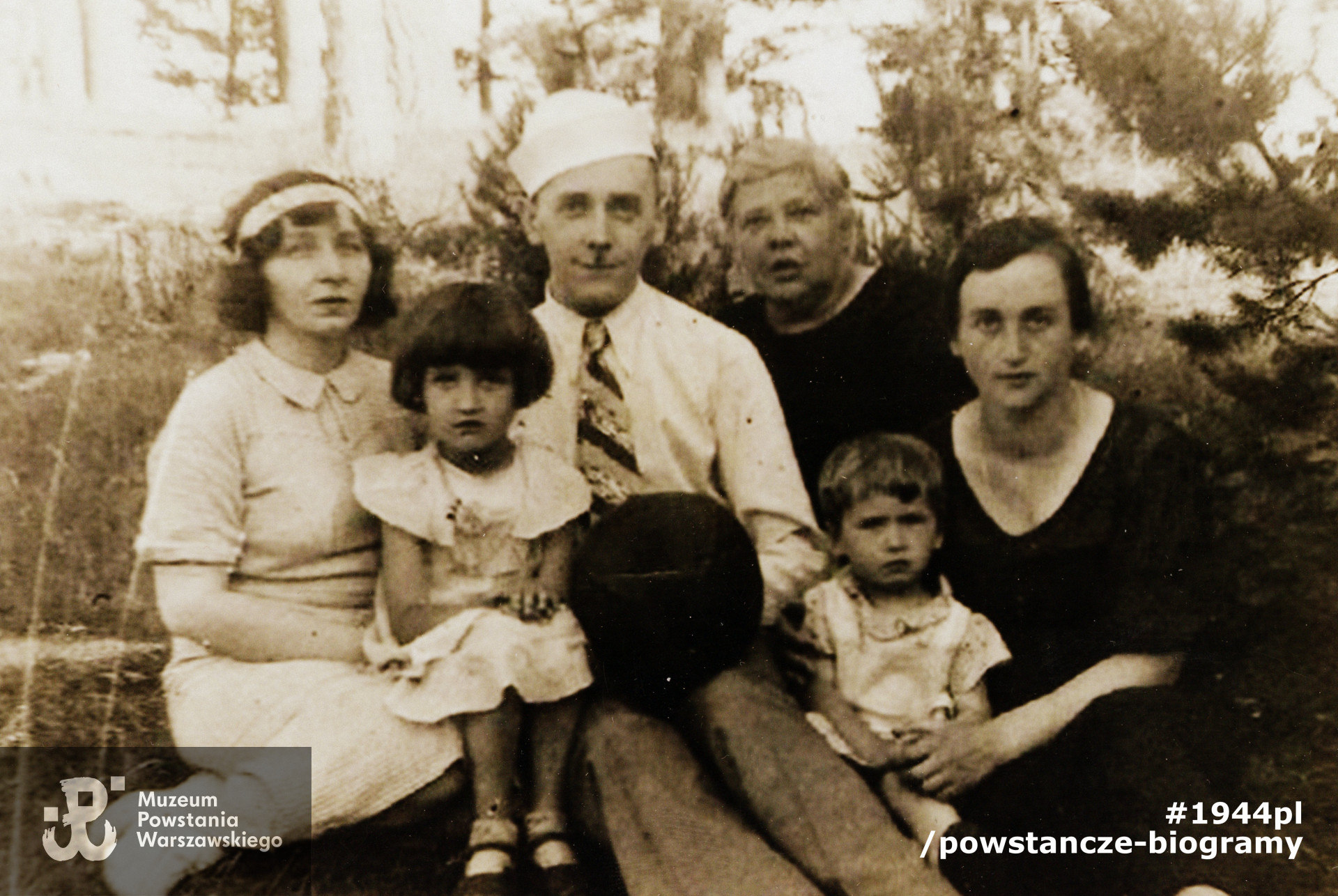 Braszewicze na Polesiu (powiat kobryński, następnie drohicki) - 1937 rok. Helena i Tadeusz Brajczewscy z siedzącą na kolanach bratanicą Ewą Cabajewską oraz Władysława Kyrligowa (siostra Heleny) i Katarzyna Cabajewska, żona Romualada Cabajewskiego i córką Jadwigą (siostrą Ewy). Fot. z archiwum rodzinnego p. Ewy Pośnik z domu Cabajewskiej.