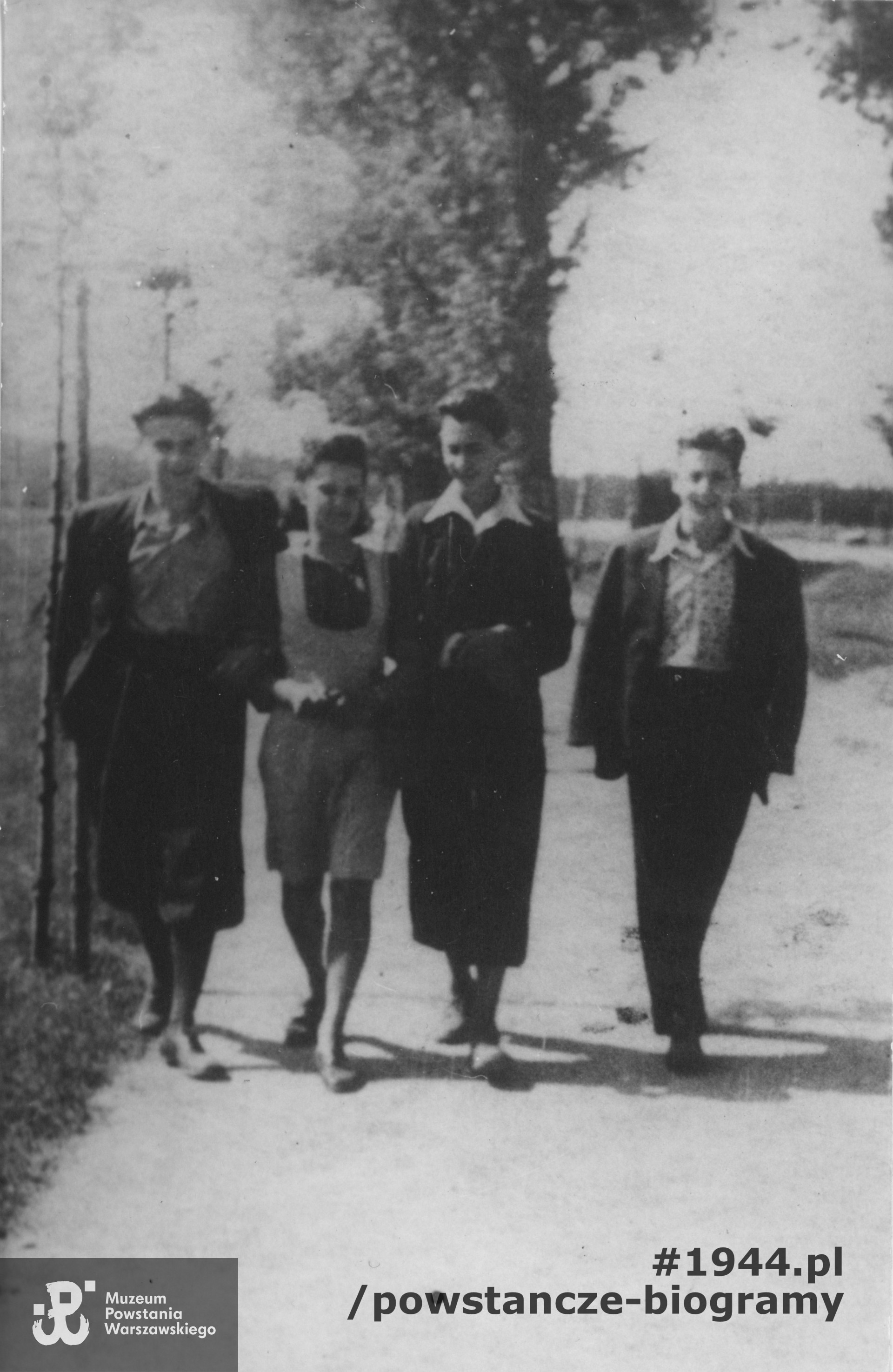 Fotografia grupowa przedstawiająca  Cypriana Dorożyńskiego ps. „Żak”, <a href= halina-malinowska,29399.html> Halinę Malinowską-Stefańczuk ps. „Hanka”,  </a> Jana Fromowicza ps. „Skorpion” i  Mieczysława Rybickiego ps. „Wacek” („Dzidek”). Zdjęcie pochodzi ze spuścizny po Konstantym Jerzym Kiersnowskim ps. „Giedroyć", MPW-zbiory,sygn.  P/9189/19. Na rewersie opis: <i>”Szare Szeregi„ Żoliborz 1943 pluton 227 AK zgrupowanie ”Żyrafa„ w 9 komp. Dywersji Bojowej w plutonie 226.</i>