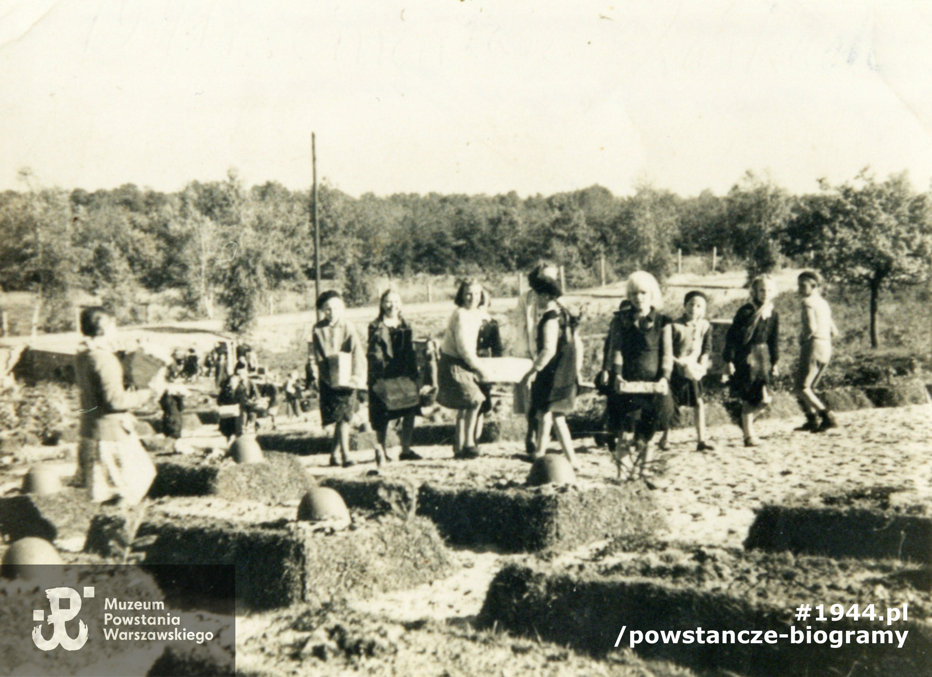 Budowa Cmentarza Wojennego w Laskach k. Warszawy 1940. Pomaga Młodzież ze Szkoły w Mościskach. Fot. ze zbiorów Muzeum Powstania Warszawskiego, sygn. P/5813