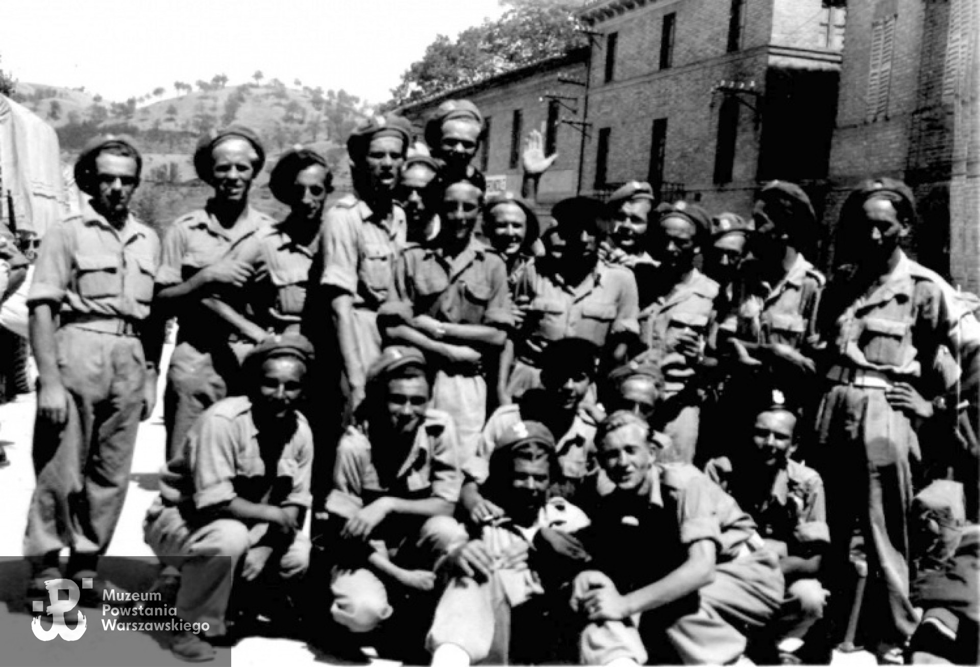 Pożegnanie Amandoli. Krzysztof Głuchowski stoi w pierwszym szeregu, piąty od lewej. 5 sierpnia 1946 roku. Fot. z archiwum rodzinnego Krzysztofa Głuchowskiego.