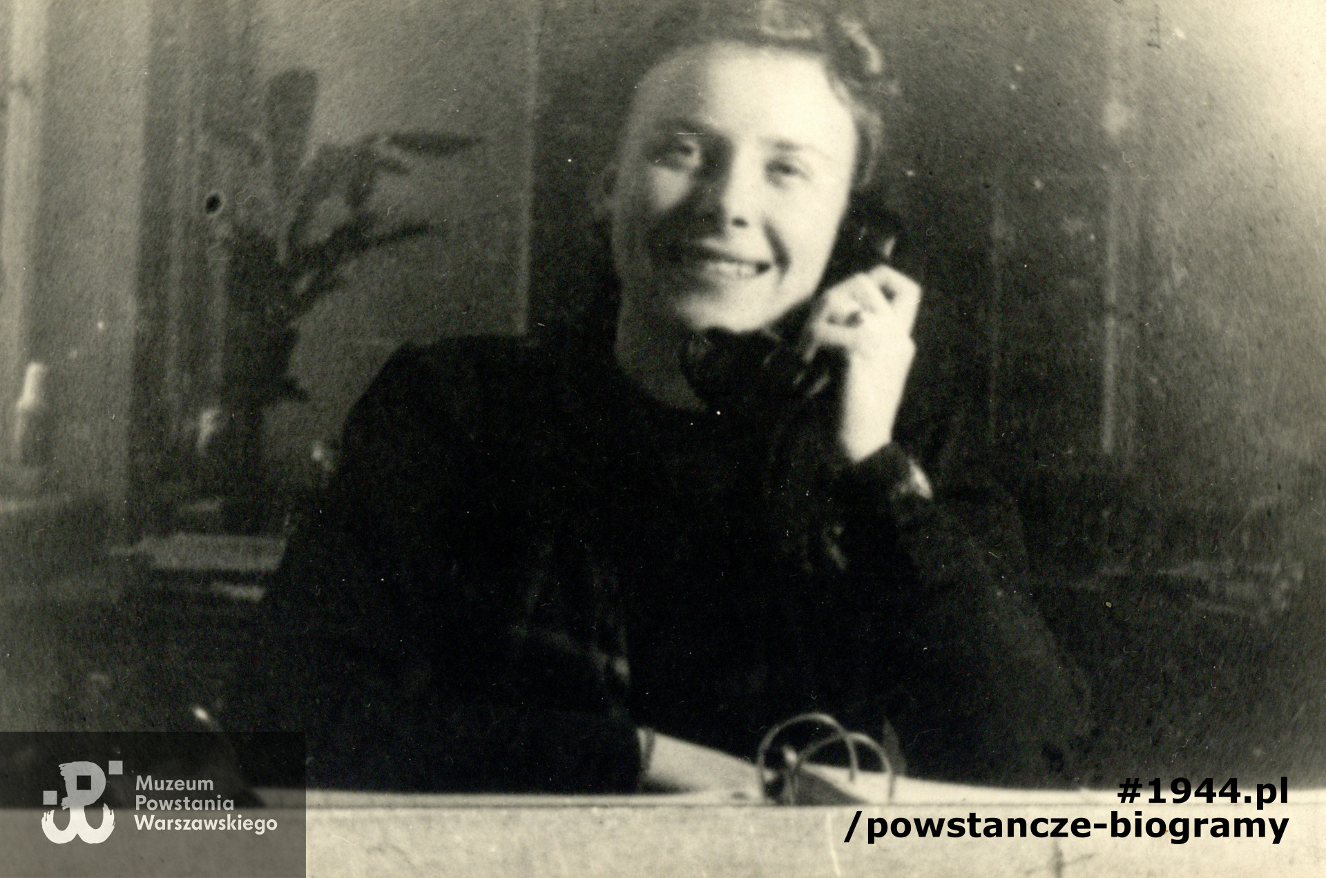 Barbara Zdzienicka 'Iza" (1922-1944). Na rewersie podpis: "Basia w biurze, 1944". Archiwum rodzinne  p. Zdzisława Boratyna - zdjęcia udostępnione przez jego córkę, p. Krystynę Boratyn. 