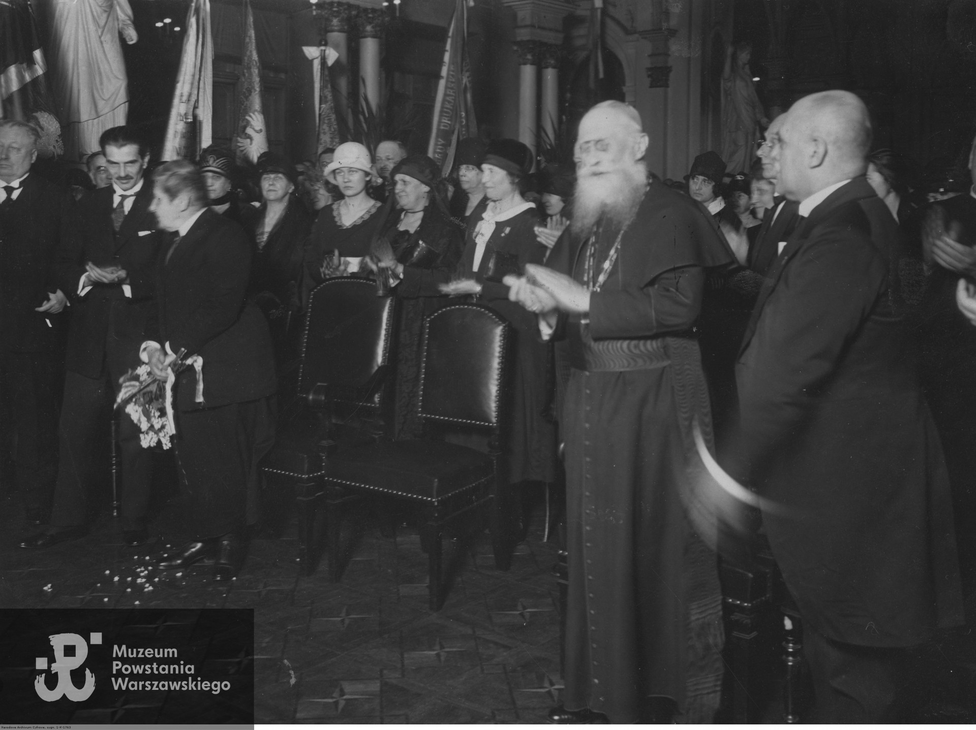Obchody 45-lecia działalności literackiej Marii Rodziewiczówny (3. z lewej) w sali Rady Miejskiej, widoczni: marszałek Maciej Rataj (2. z lewej), marszałek Wojciech Trąmpczyński (1. z lewej), arcybiskup Edward Ropp, minister Gustaw Dobrucki. Ze zbiorów Narodowego Archiwum Cyfrowego - Koncern Ilustrowany Kurier Codzienny - Archiwum Ilustracji, audiovis.nac.gov.pl
