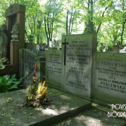 Grób Stanisława Podlewskiego na Cmentarzu Powązkowskim w Warszawie. Fot. Mateusz Opasiński, źródło <i>Wikipedia</i>