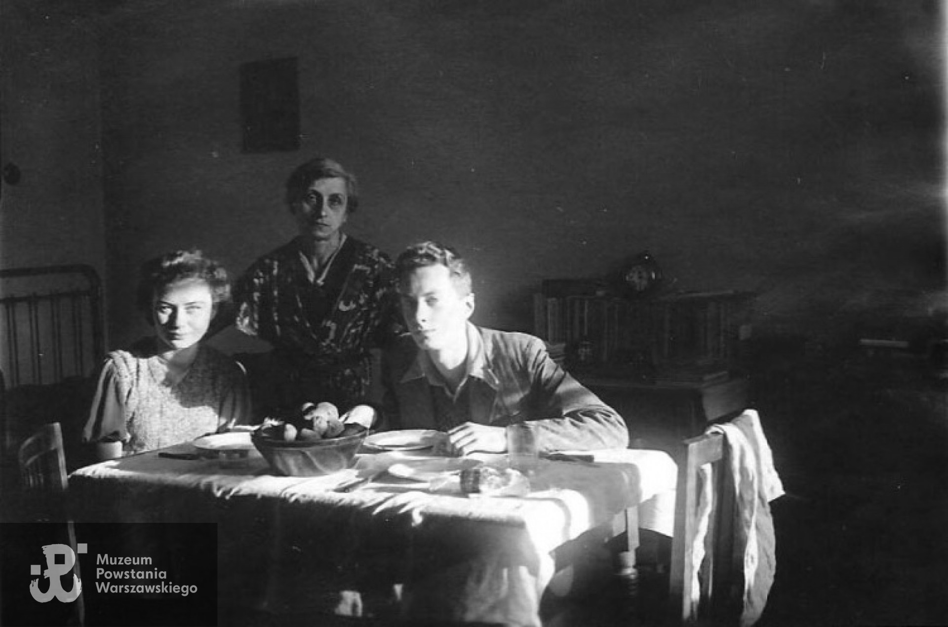 Warszawa, ok. 1942 r. - Julia, Małgorzata i Kazimierz Hrebniccy w mieszkaniu przy ul. Rakowieckiej 4