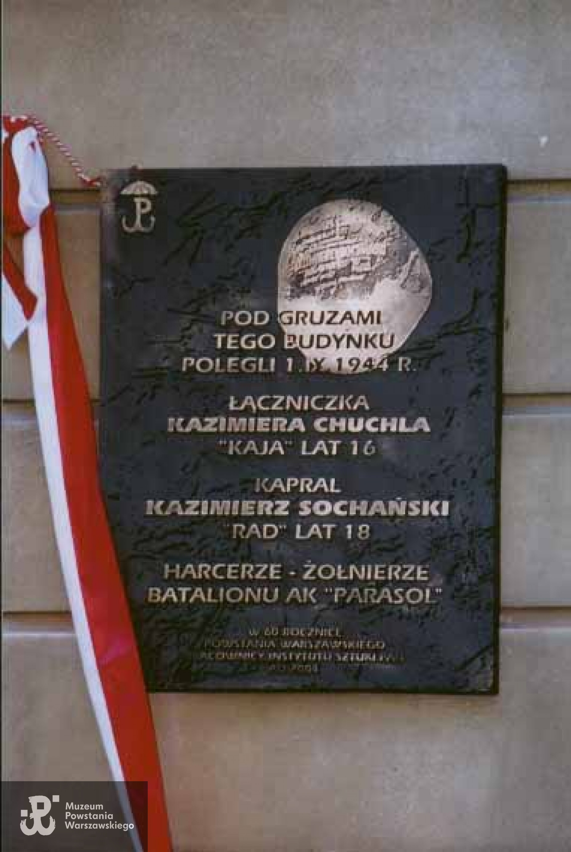 Warszawa, ul. Długa 28 róg ul. Barokowej - siedziba Instytutu Sztuki PAN. Tablica ku czci żołnierzy batalionu "Parasol” Kazimiery Chuchli ps. "Kaja” i Kazimierza Sochańskiego ps. "Rad”, którzy polegli 01.09.1944 r. podczas ewakuacji oddziałów powstańczych ze Starówki. Tablica powstała staraniem pracowników Instytutu, z ich składek i z funduszy Komisji Zakładowej NSZZ "Solidarność” oraz z dofinansowania Rady Ochrony Pamięci Walk i Męczeństwa. Autorem jej jest artysta rzeźbiarz Marek Moderau
