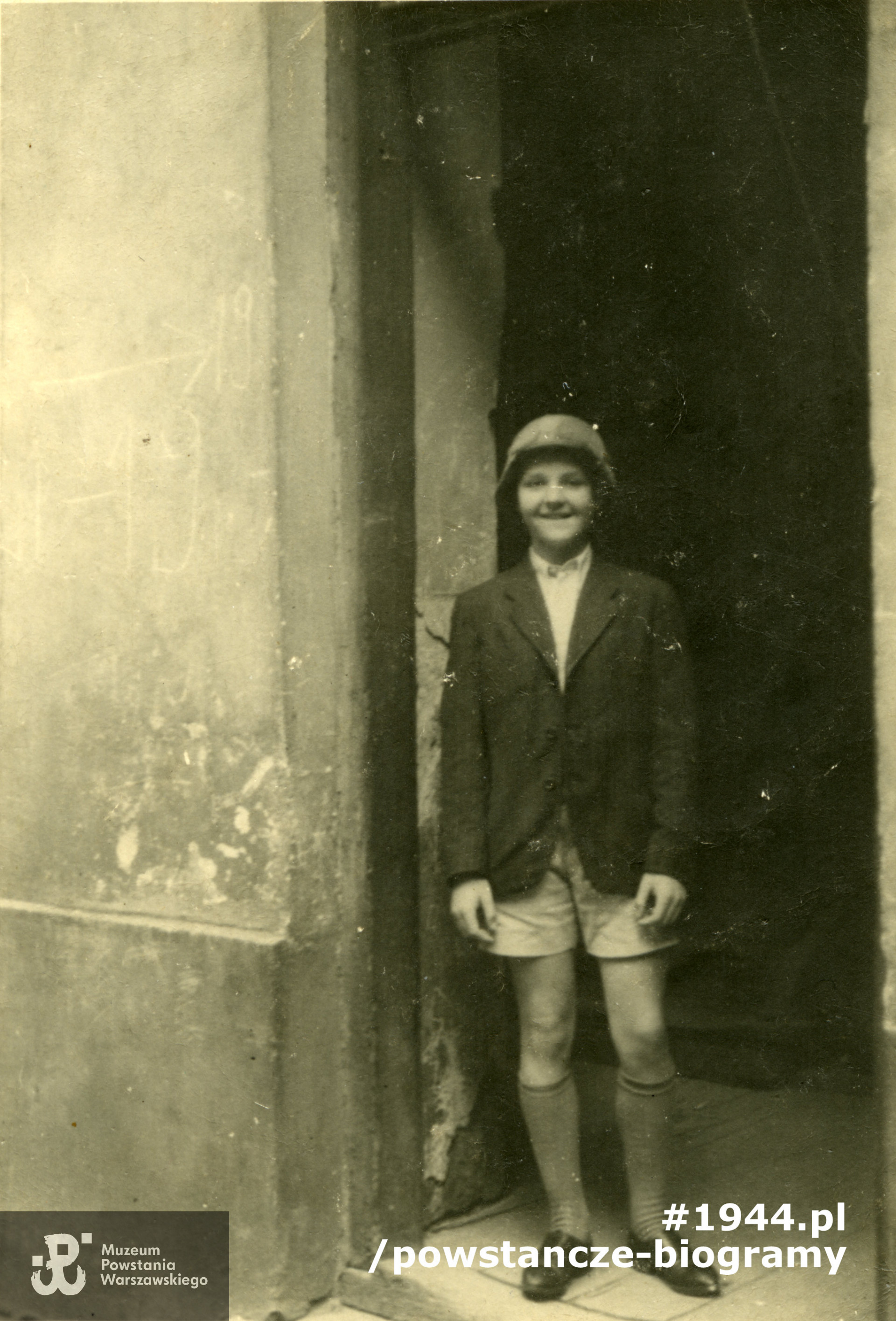 Jerzy Dembiński „Młody”. Fotografia z okresu Powstania Warszawskiego. Ze zbiorów Muzeum Powstania Warszawskiego.