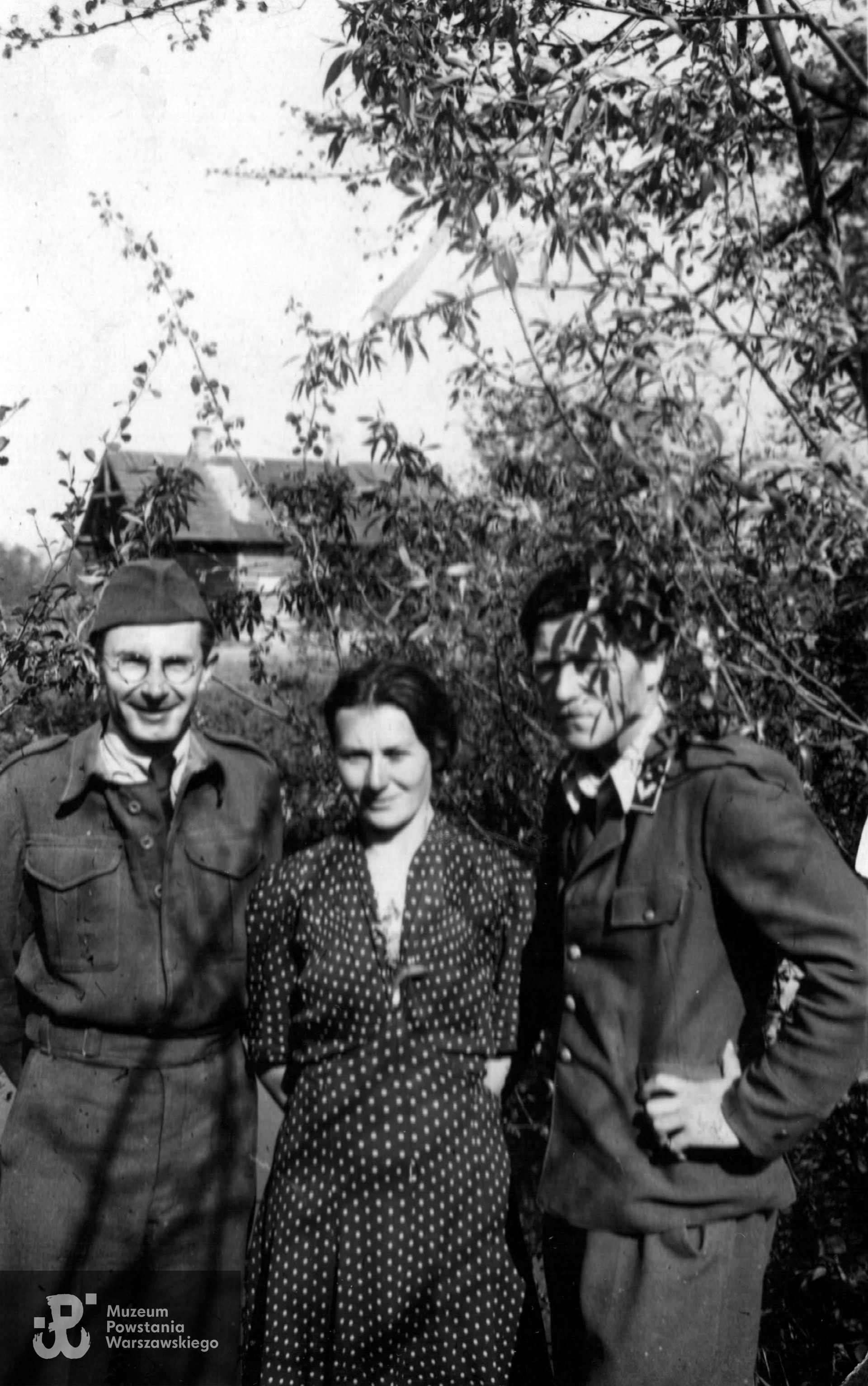 Wiesław Baranowski (pierwszy z prawej) ze znajomymi. Fot. ze zbiorów rodzinnych, skan udostępnił p. Sebastian Baranowski, wnuk Powstańca [28]