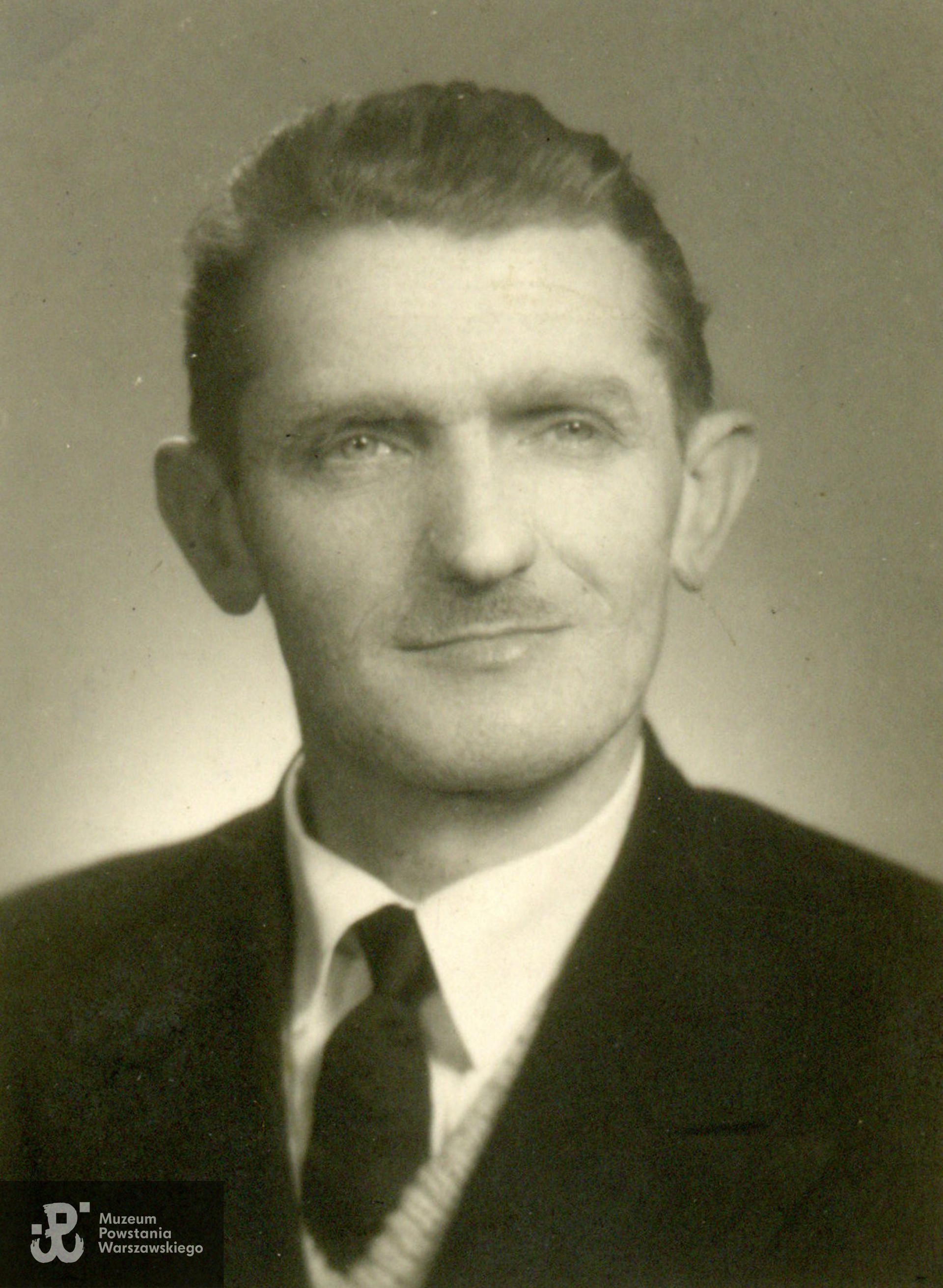 Stanisław Szydłowski, 1957 rok. Fot. ze zbiorów rodzinnych, udostępniła p. Magdalena Szydłowska, wnuczka Powstańca. Skany wykonano w Muzeum Powstania Warszawskiego, 04/2025