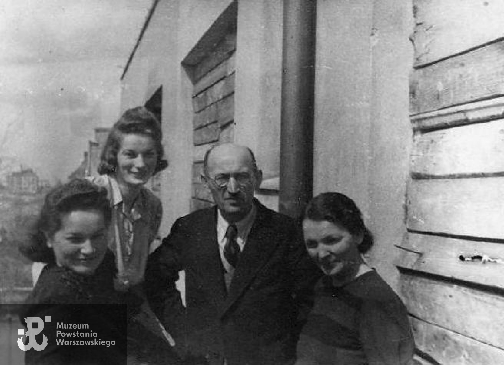 Teresa Cieślak ( druga od lewej), obok niej Maria Alicja Cieślak oraz rodzice: Andrzej Felicjan Cieślak i Maria Sabina z d. Kijak. Zdjęcie z archiwum rodzinnego.