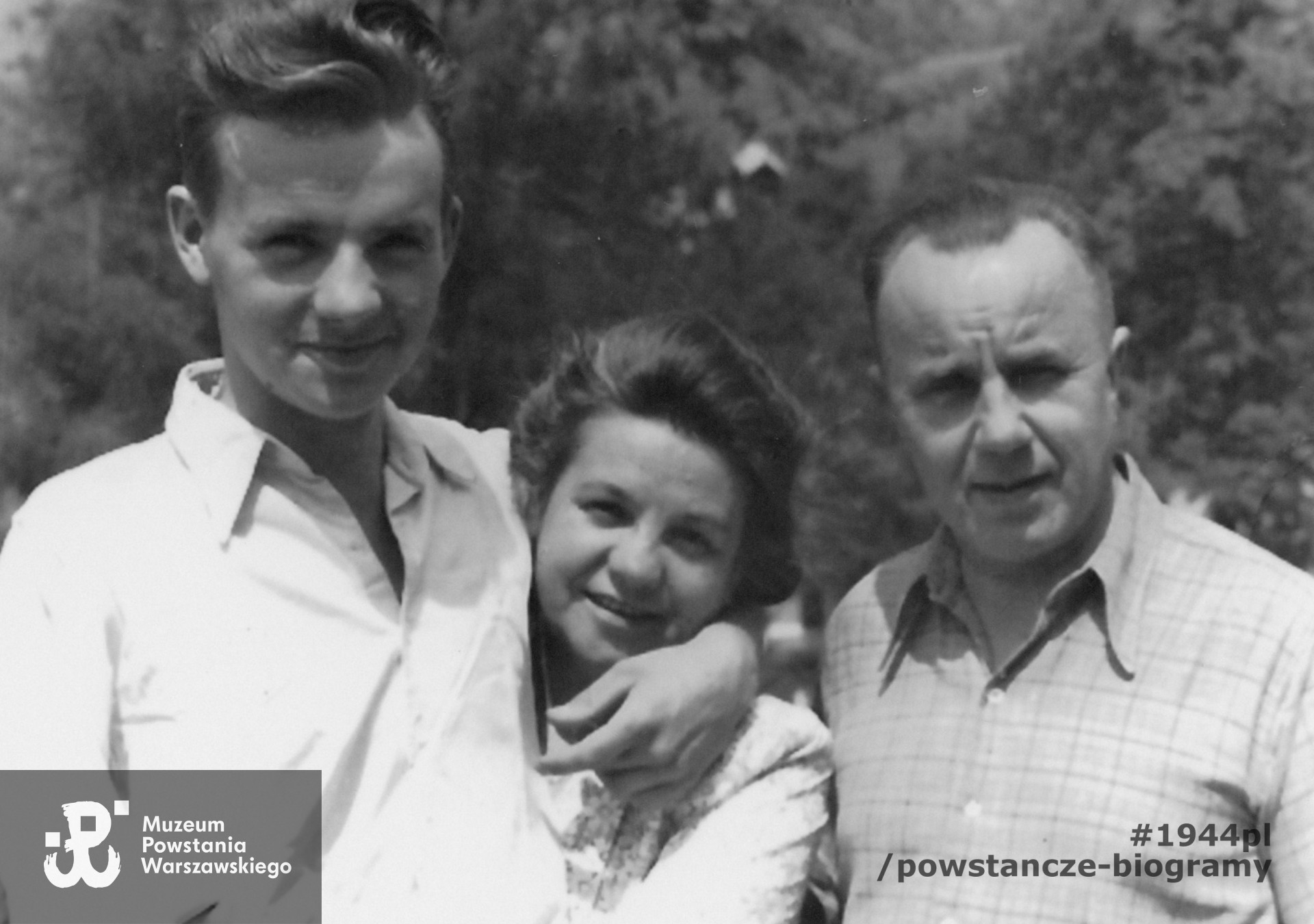 Po wojnie, z rodzicami Janiną i Bronisławem Siwińskimi. Fotografia wykonana między 1945 a 1950 rokiem. Fot. ze zbiorów rodzinnych p. Aliny Siwińskiej (żony Witolda), odbitka przekazana do zbiorów ikonograficznych Muzeum Powstania Warszawskiego.