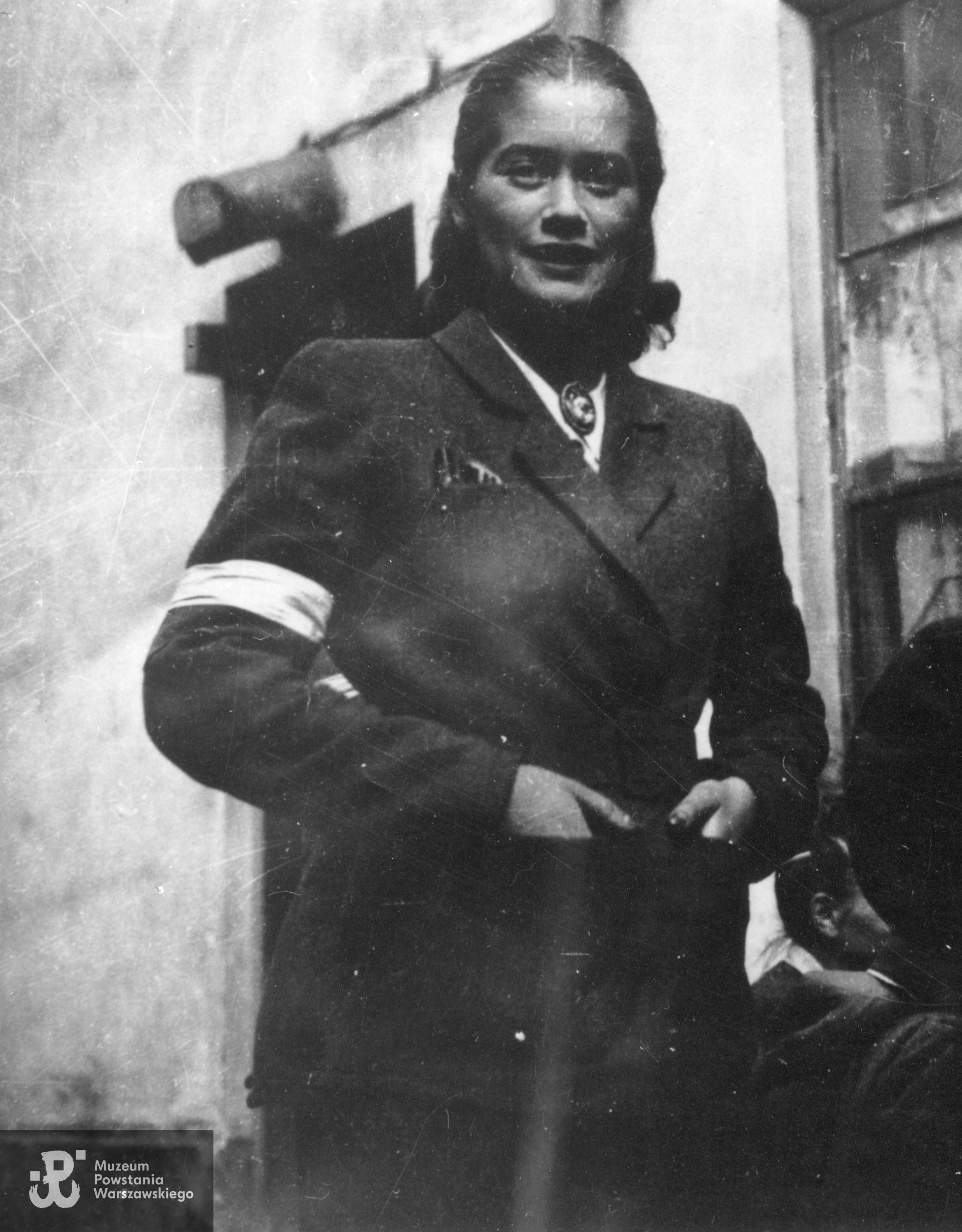 Alina Janowska (1923-2017) w sierpniu 1944 roku. Fragment szerszego ujęcia, sygn. MPW-IK/2154. Ze zbiorów Muzeum Powstania Warszawskiego.