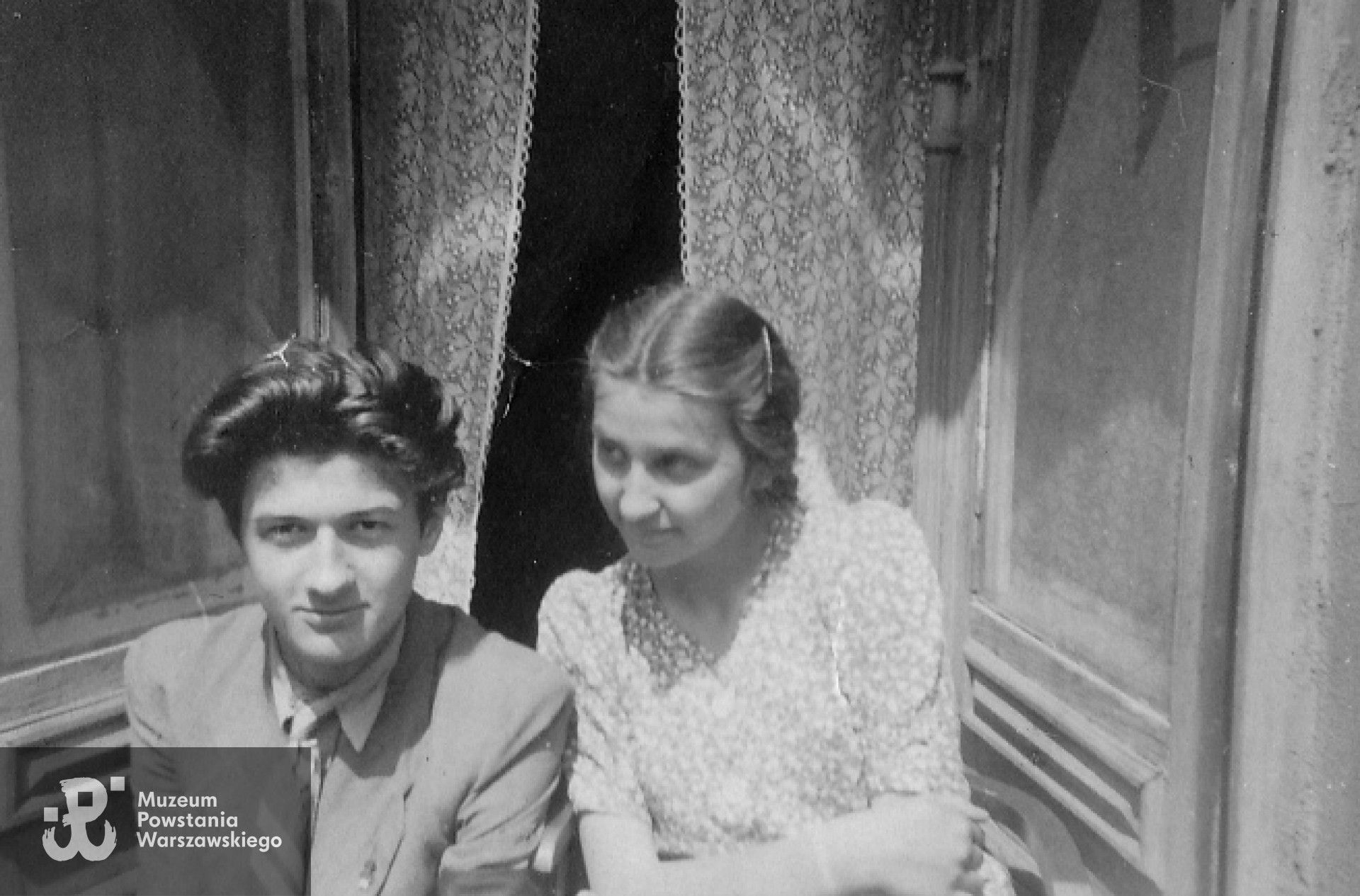 Józef Kuczyk z  Marią Urbaniec-Downarowicz  na balkonie domu  w  al. Niepodległości. Zdjęcie z archiwum rodzinnego Andrzeja Urbańca.