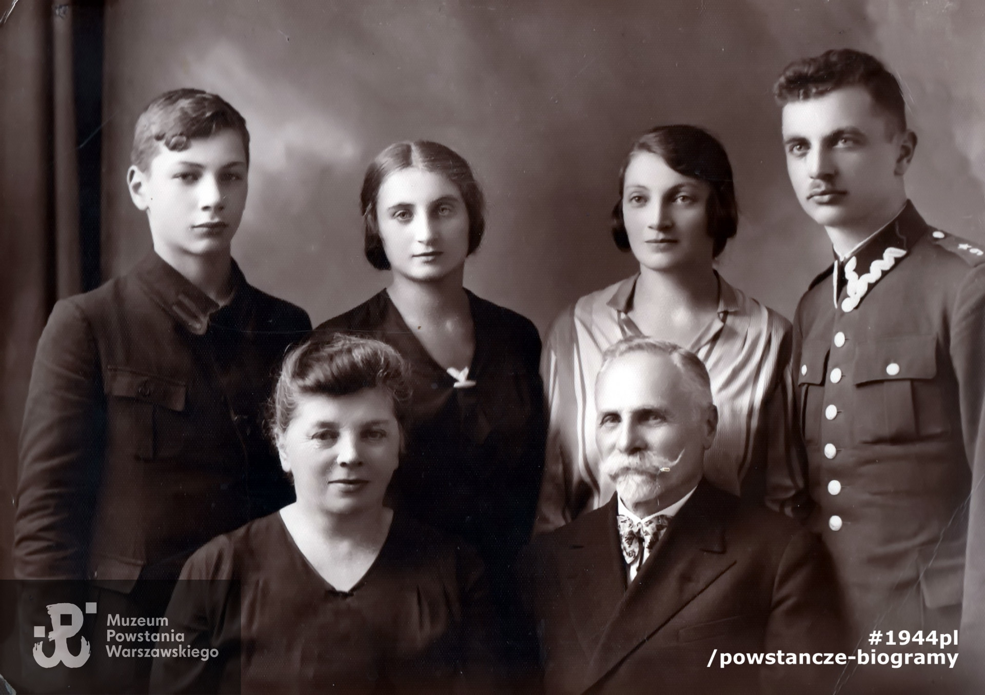 Fotografia rodzinna wykonana w 1931 roku. Siedzą: Jadwiga Rutkowska z Wędziagolskich (matka Tadeusza, rocznik 1877) i jej mąż Marian Rutkowski (rocznik 1863). Za nimi stoją ich dzieci, od lewej:   Tadeusz  (ur. 1917), Maria (ur. 1903), Janka (ur. 1900, wyjechała do Włoch, to do niej Tadeusz kierował listy z obozu Altengrabow), Kazimierz (ur.1901). Fot. ze zbiorów rodzinnych, nadesłał p. Andrzej Rutkowski, syn Powstańca.