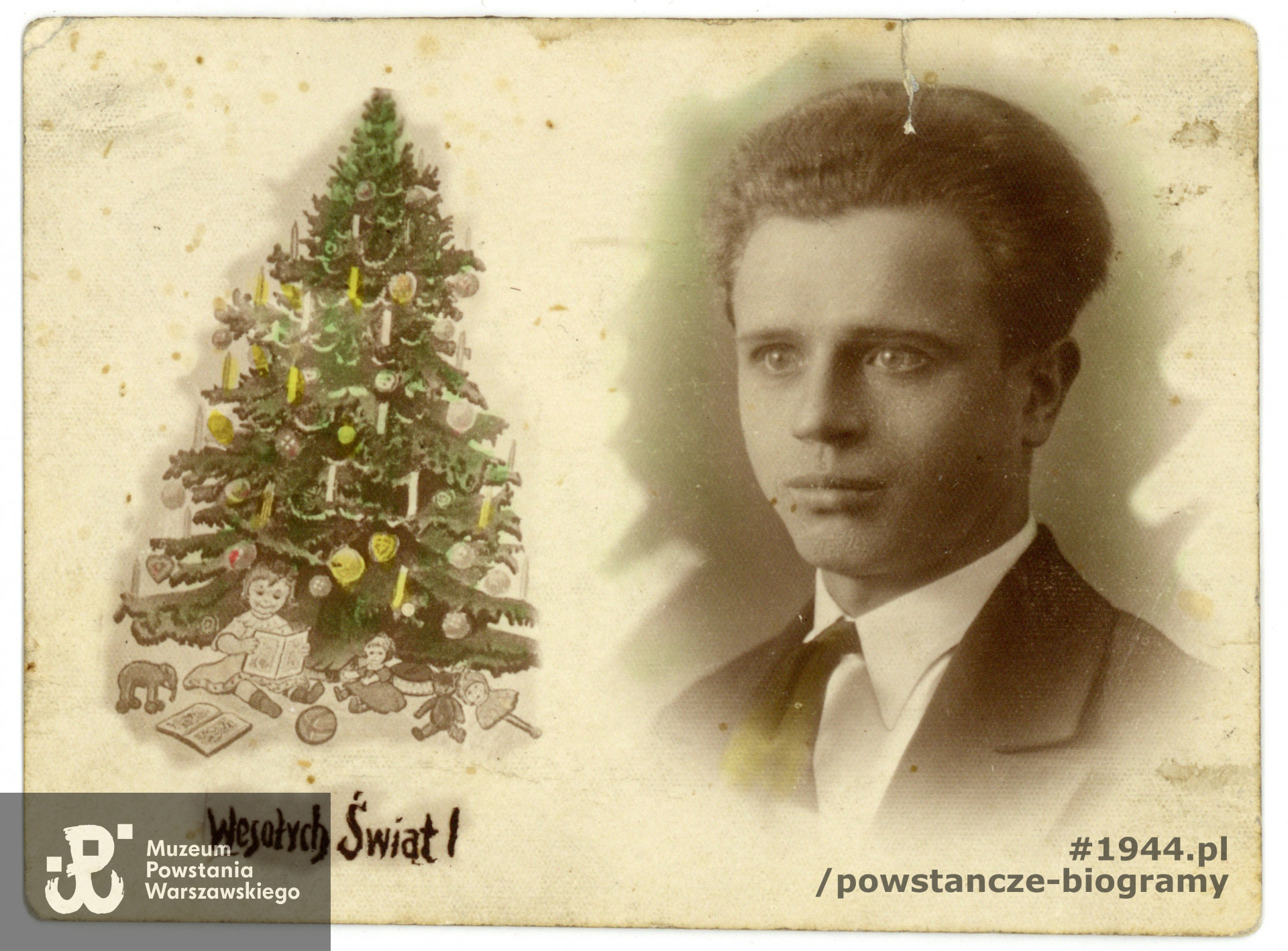 Karta świąteczna z fotografią portretową i rysunkiem choinki, kolorowana z dedykacją i opisem. Na fotografii młody Stanisław Zarzycki ps. "Zygmunt". Ze zbiorów Muzeum Powstania Warszawskiego, sygn. P/3918, dar p. Bożeny Drozd