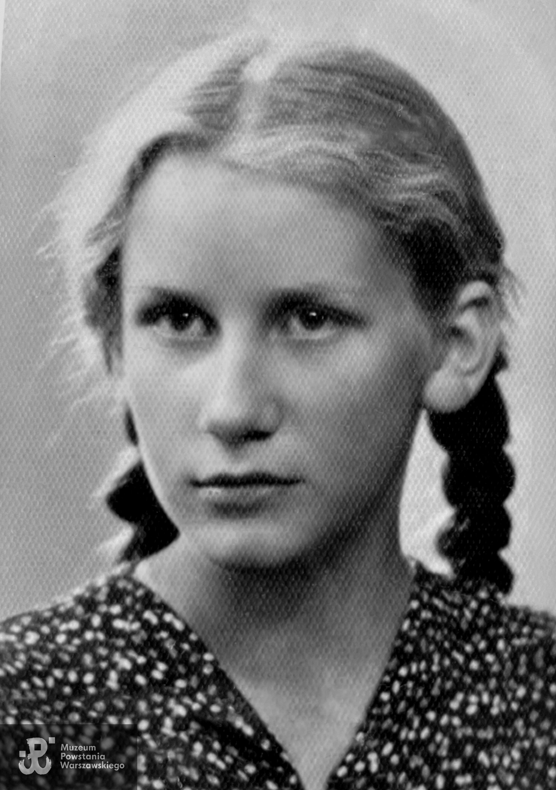 Maria Pawłowska, fotografia portretowa wykonana przed Powstaniem Warszawskim - lipiec 1944 roku. Fot. ze zbiorów rodzinnych p. Marii Turowskiej z domu Pawłowskiej, w imieniu mamy udostępnił p. Marek Turowski 