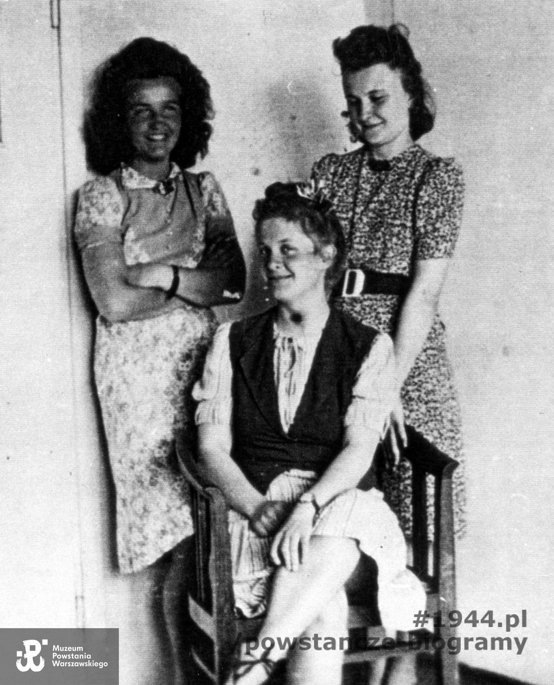 Maturzystki z Gimnazjum i Liceum im. Aleksandry Piłsudskiej (tajne kursy). Stoją: Krystyna Bień "Marysia", "Krystyna" (pierwsza z lewej), Danuta Arabska "Dina". Siedzi Kalina Gawęcka. Warszawa 1943 r. Fot. z archiwum Krystyny Bień, obecnie w zbiorach Muzeum Powstania Warszawskiego, sygn. P/5860/07