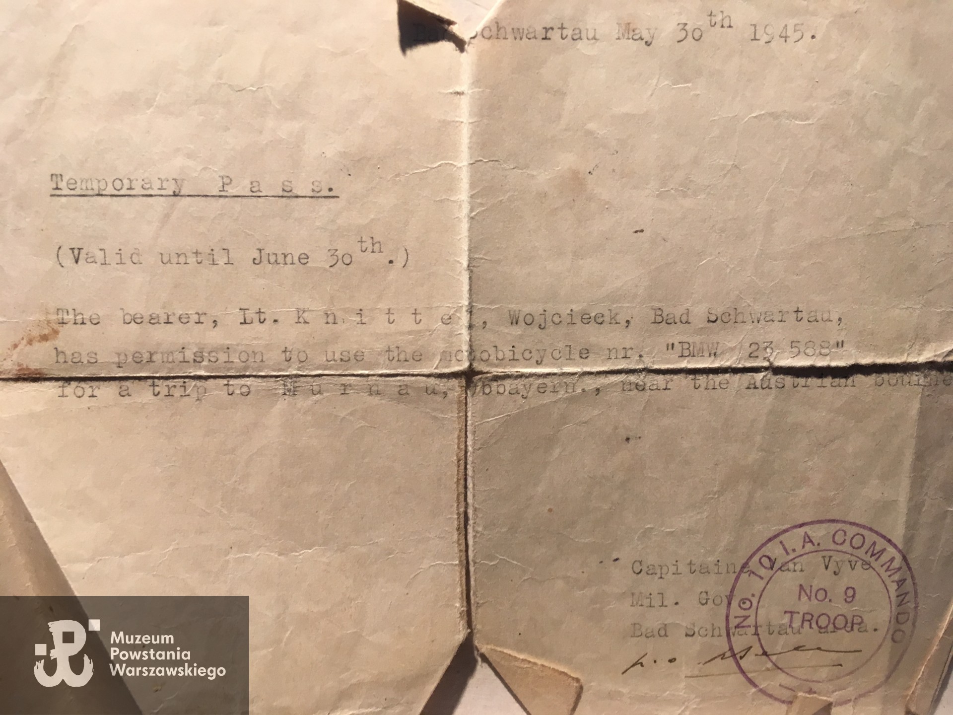 Przepustka tymczasowa (Temporary Pass) wystawiona na nazwisko Wojcieck (sic!) Knittel, z dn. 30.05.1945. Skan udostępnił prof. dr hab. Krzysztof Knittel, obecnie dokument w zbiorach Muzeum Powstania Warszawskiego, sygn. P/9460/21