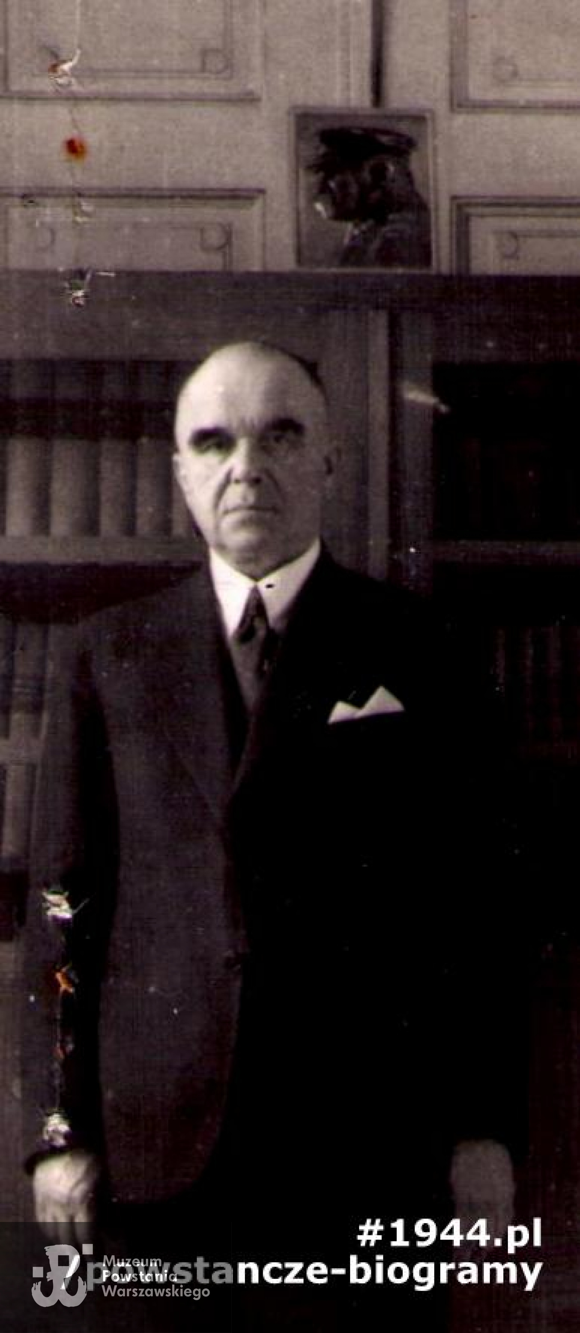 Inż. Wacław Alfons Jakubowski (1881-1950). Na zdjęciu w swoim gabinecie w siedzibie firmy przy ul. Nowy Świat. Zdjęcie wykonane 11.11. 1942, w 24. rocznicę odzyskania przez Polskę niepodległości. W tle widoczne wystawione  specjalnie na  tę chwilę popiersie Marszałka Józefa Piłsudskiego. Fot. z archiwum rodzinnego p. Michała  Urbanowskiego. 