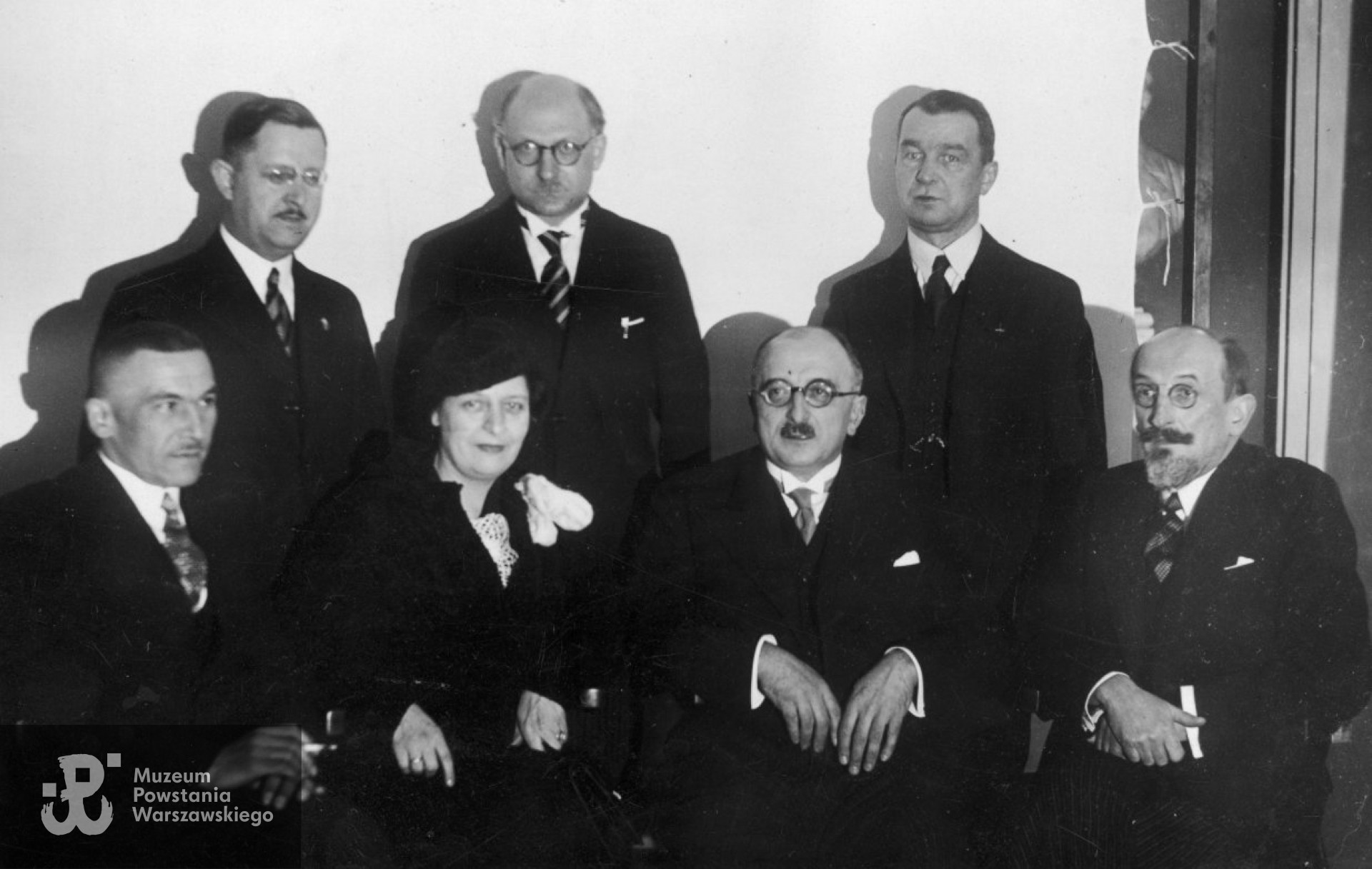 Fotografia wykonana w II połowie lat 30-tych podczas wizyty francuskiego farmaceuty profesora Rene Fabre  w Warszawie. Widoczni na zdjęciu: prof.  Rene Fabre (siedzi 2. z prawej)  -  po wygłoszeniu odczytu "O zadaniach toksykologii współczesnej" w Polskim Towarzystwie Farmaceutycznym, żona profesora pani Rene (siedzi 2. z lewej), profesor Osman Achmatowicz (siedzi 1. z lewej), profesor Jerzy Modrakowski (siedzi 1. z prawej), prezes Polskiego Powszechnego Towarzystwa Farmaceutycznego Wacław Filipowicz (stoi 1. z lewej), doc. dr Piotr Słonimski, dr farmacji J. Fabicki. Fot. ze zbiorów Narodowego Archiwum Cyfrowego - Koncern Ilustrowany Kurier Codzienny - Archiwum Ilustracji, <i>audiovis.nac.gov.pl</i>