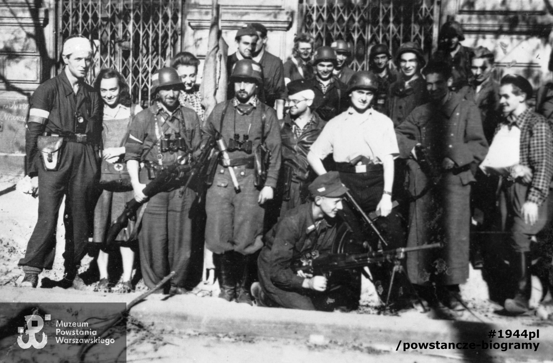 Fotografia z Powstania Warszawskiego. Śródmieście Południowe. Grupa żołnierzy Batalionu „Ruczaj”. Trzeci od lewej stoi plutonowy Marian Bartoszek „Kauczuk” (trzyma w ręku karabin mauser), obok niego kpr. Krzysztof Kozłowski „Sęp".  Fot. ze zbiorów Muzeum Powstania Warszawskiego, sygn. MPW-IP/1996