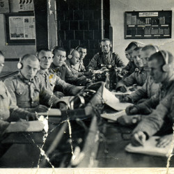 Szkolenie łącznościowców, lata 30. W środku kpr. Stanisław Chudek