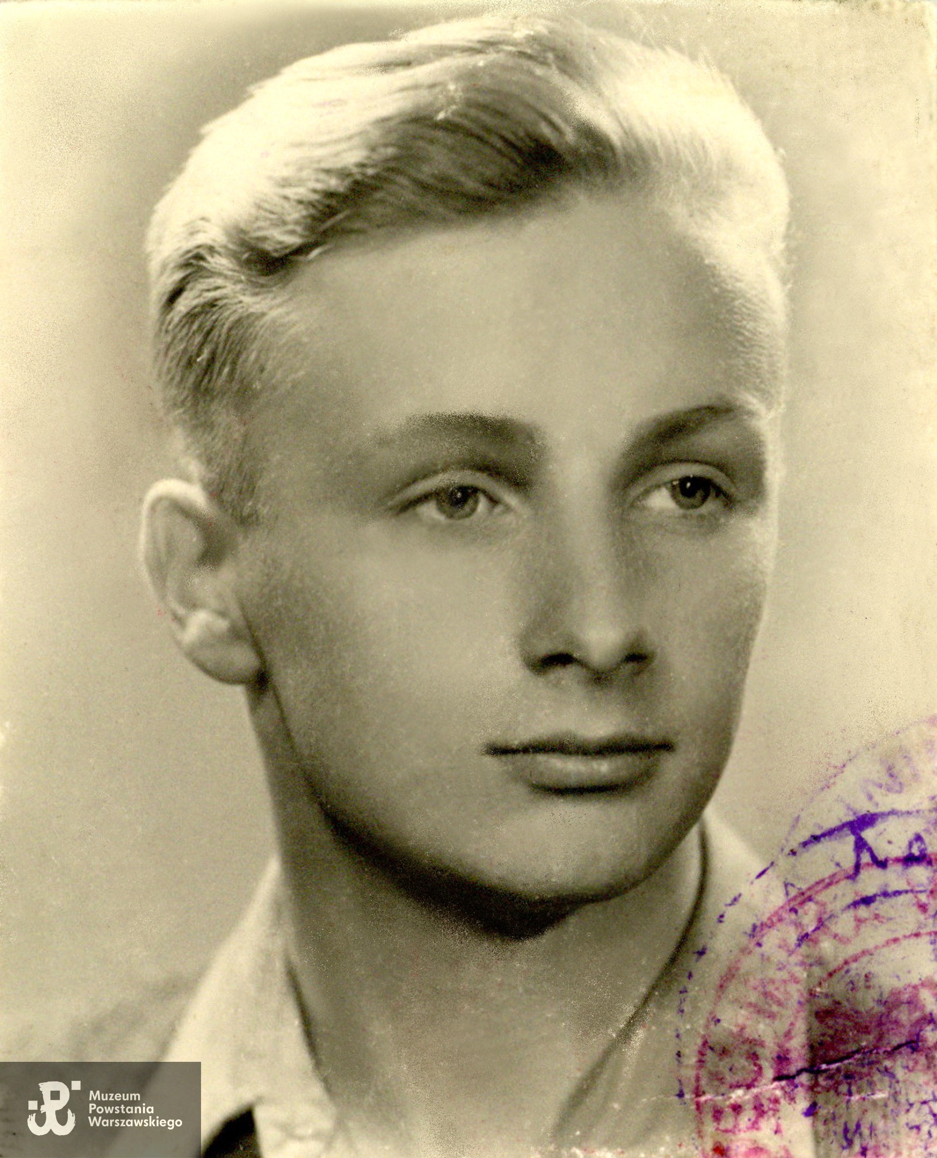 Jerzy Gaździcki - fotografia legitymacyjna w czasów studenckich. Ze  zbiorów prywatnych p. Jerzego Gaździckiego. Skan wykonano w Muzeum Powstania Warszawskiego w styczniu 2025. 