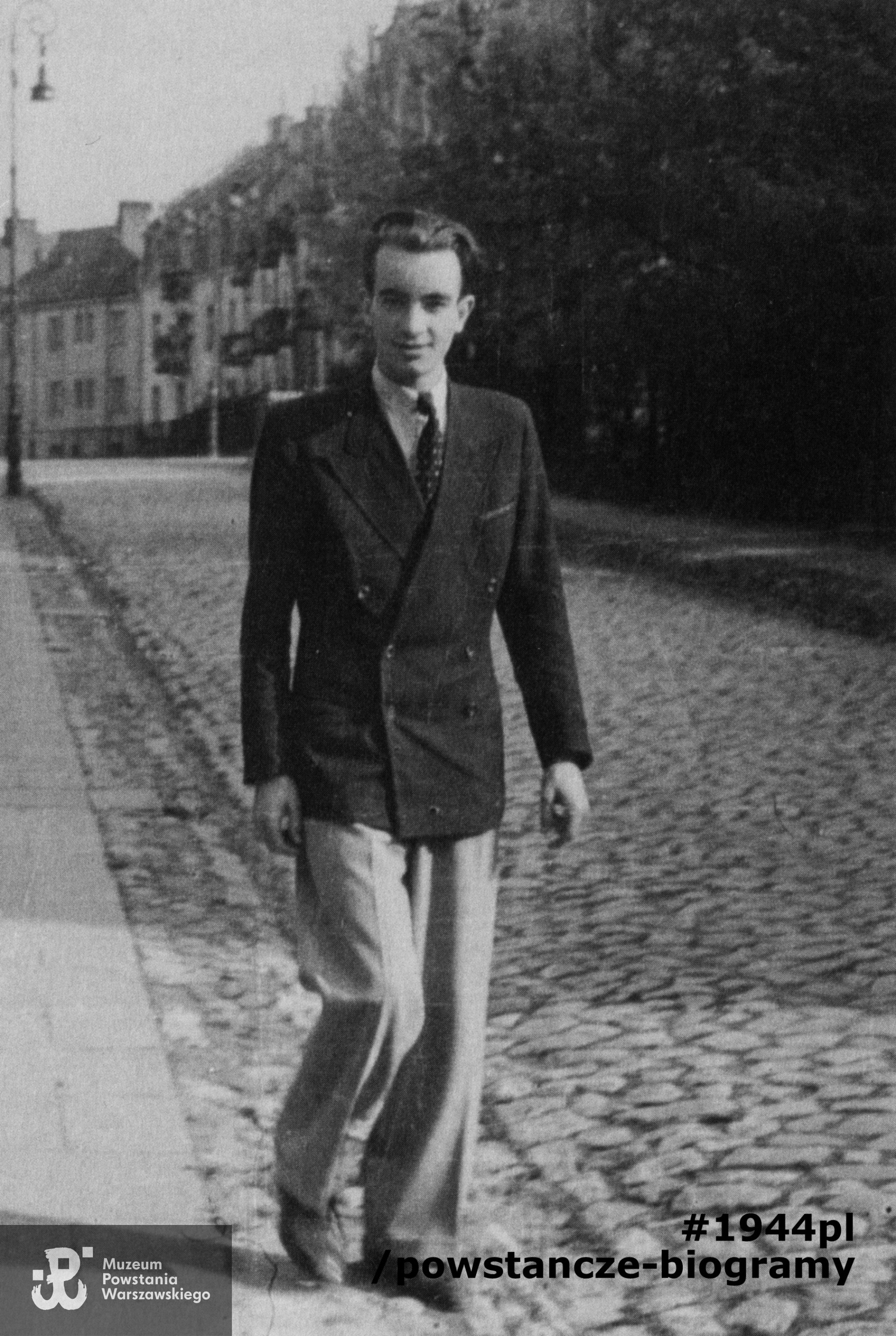 Dobiesław Szameit na ul. Tucholskiej na Żoliborzu, czerwiec 1944 roku. Fot. ze zbiorów Muzeum Powstania Warszawskiego, sygn. P/8053/14, dar p. Janusza Webera