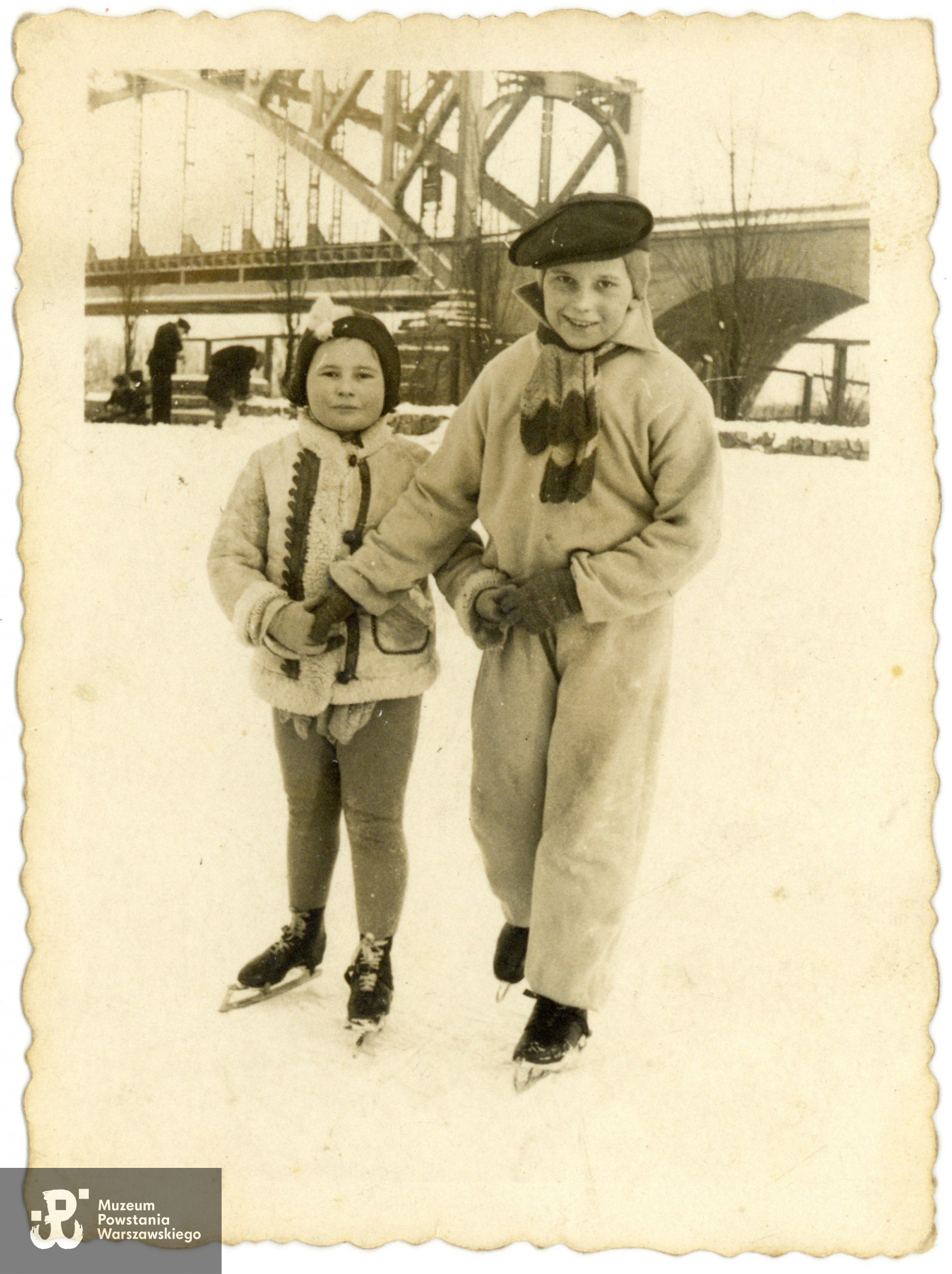 "Henia i Edzio Kwiatkowscy, 8 stycznia 1938 roku".  Na łyżwach na Powiślu, teren Ogródka Jordanowskiego przy Moście Średnicowym (moście kolejowym dla linii średnicowej łączącej Dworzec Wschodni z Dworcem Głównym). Fot. ze zbiorów rodzinnych,  udostępniły  p. Dorota Zbiegniewska-Lech i p. Anna Zbiegniewska-Lis, siostrzenice Powstańca. Skany wykonano w Muzeum Powstania Warszawskiego w lutym 2024 r. 