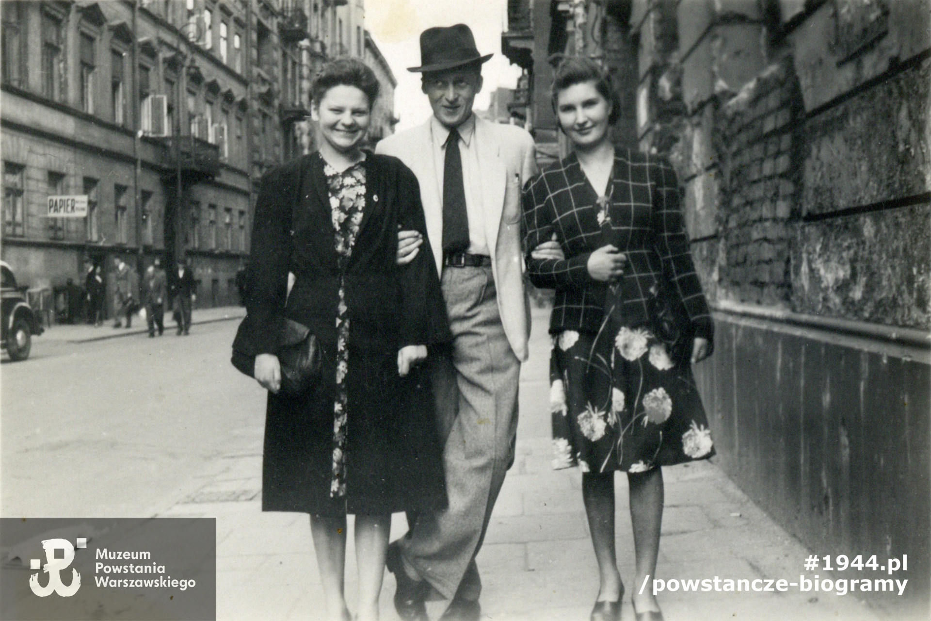 Lipiec 1944 rok - ulica Widok w Warszawie. Od lewej - Halina Etminis - Kozak, przyjaciel Jerzego (NN) oraz szwagierka Haliny. Fot. ze zbiorów Muzeum Powstania Warszawskiego, dar p. Barbary Ajnenkiel