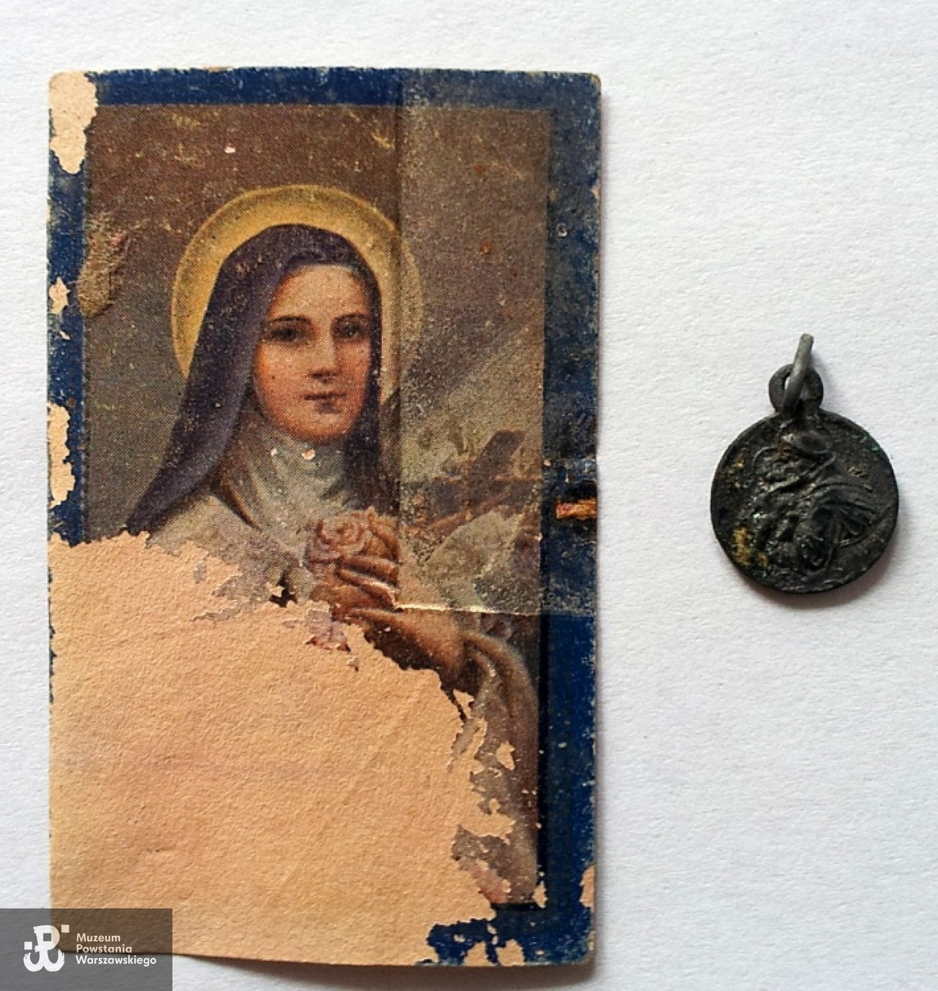 Pamiątki z ekshumacji: medalik na sznurku i święty obrazek. Fot. Monika Fila - archiwum rodzinne.