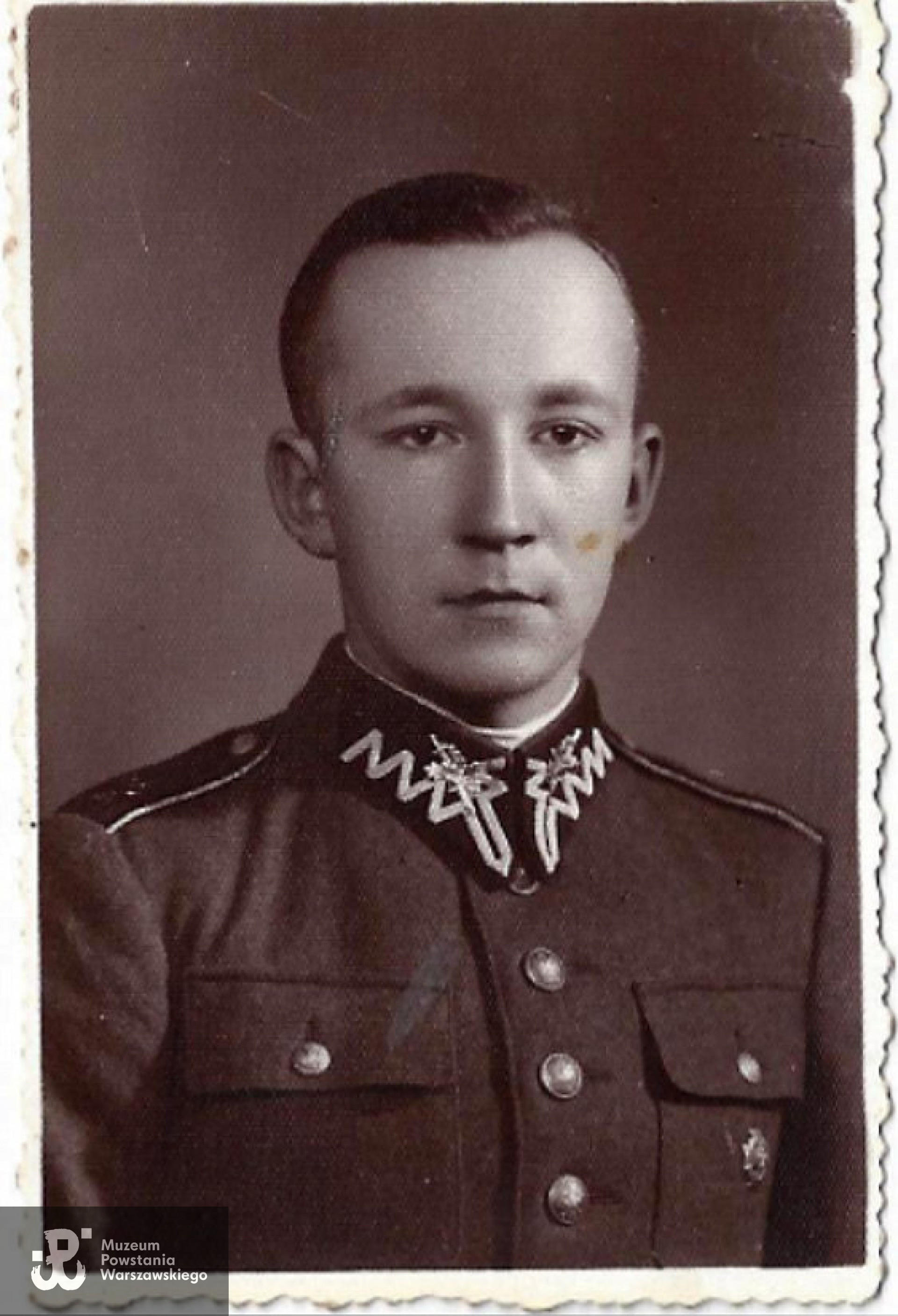 Zygmunt Czerwionko (Wojciech Czerwionko-Przybyszewski). Fotografia legitymacyjna z okresu nauki w Szkole Podchorążych Artylerii w Toruniu - ok. 1936 r. Fot. z archiwum rodzinnego syna, p. Wojciecha Przybyszewskiego