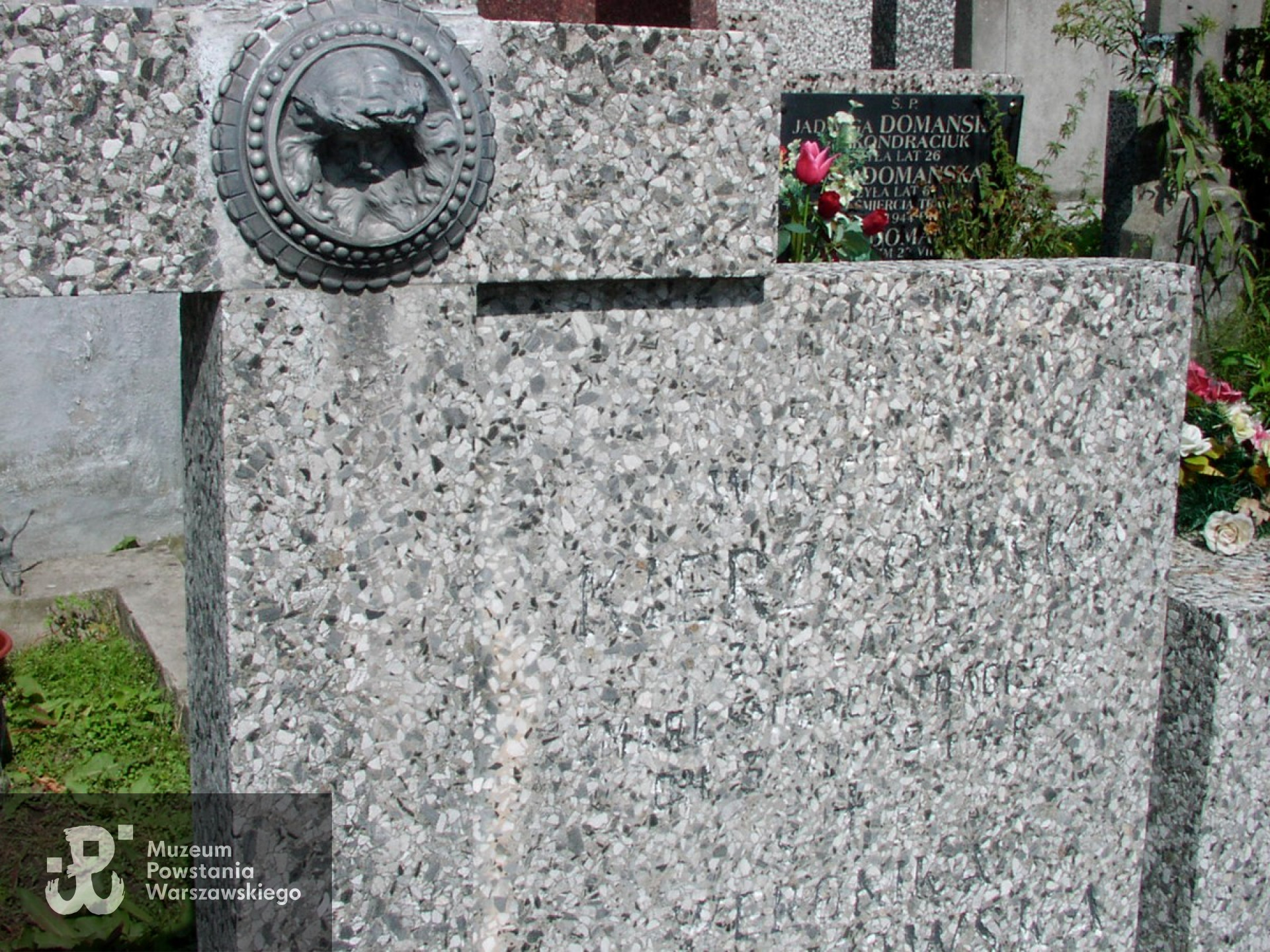 Mogiła Wincentego i Weroniki Kierzkowskich na cmentarzu przy ul. Wałbrzyskiej, stan z 2007 roku. Fot. udostępnił p. Krzysztof Kierzkowski 