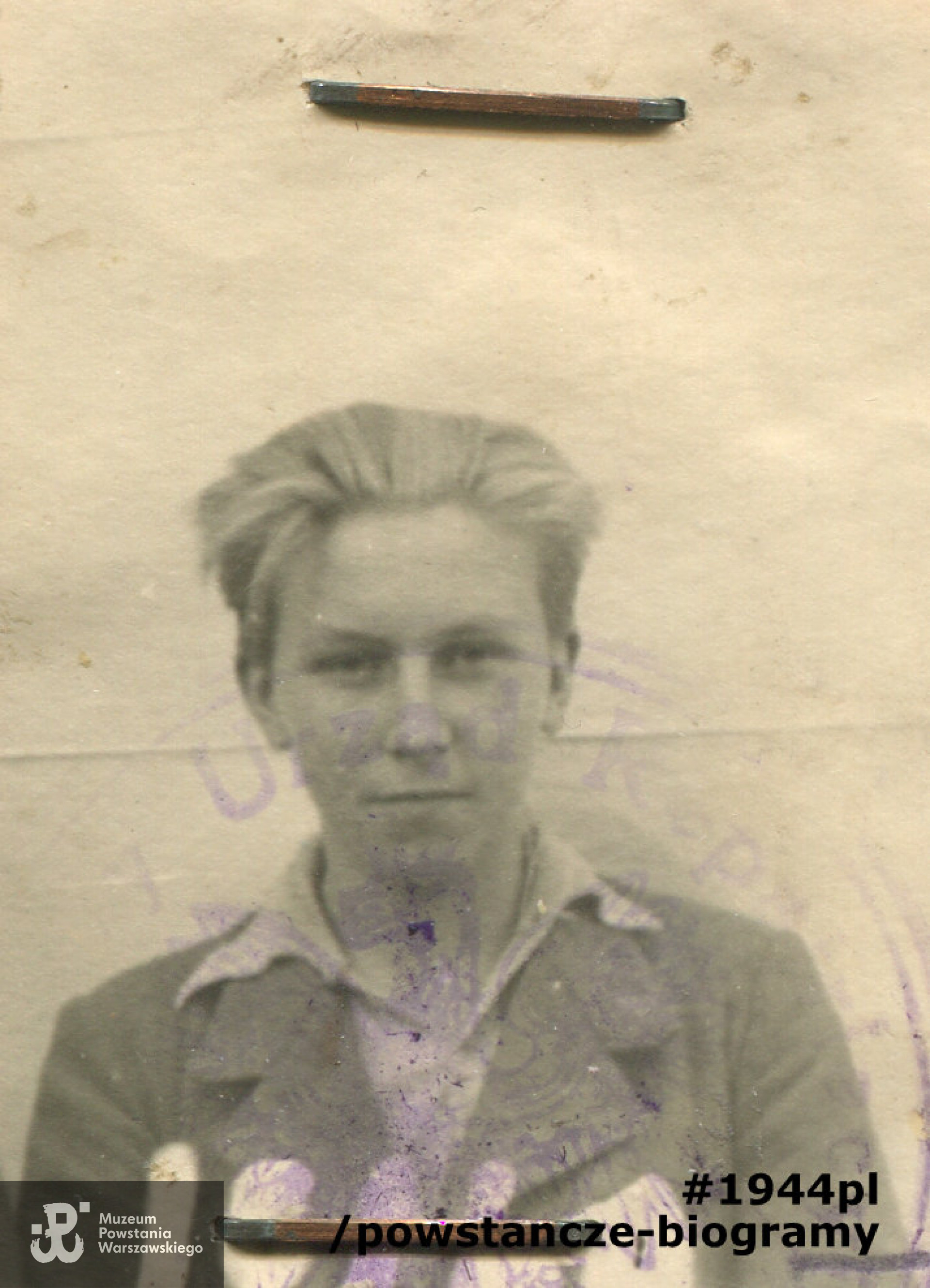 łącznik Tadeusz Jarosz „Topacz” - zdjęcie wykonane po Powstaniu. Fotografia dołączona do zaświadczenia Państwowego Urzędu Repatriacyjnego z roku 1945. Ze zbiorów Muzeum Powstania Warszawskiego P/1510