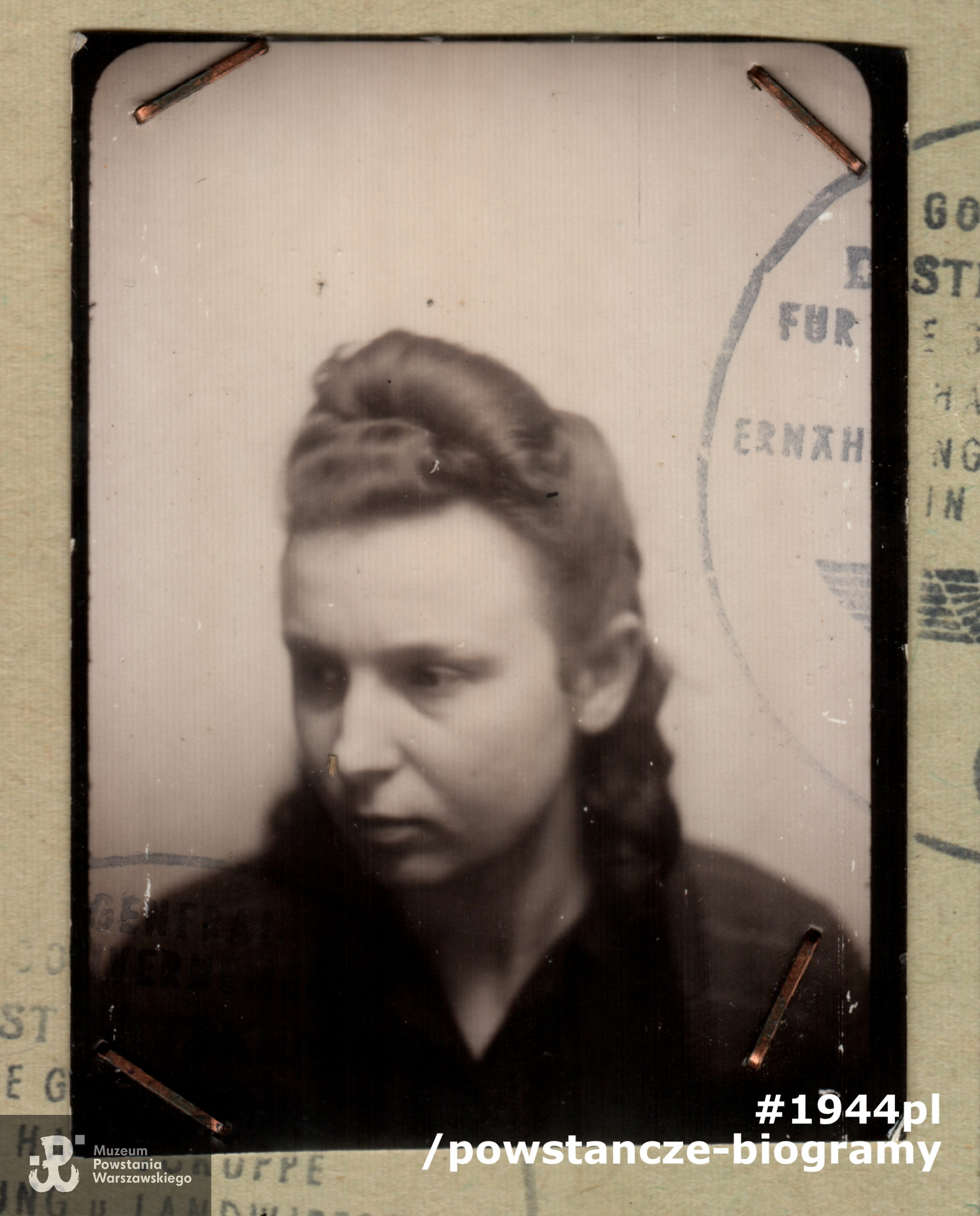 Zdjęcie przedstawiające Marię Znojewską w 1943 r. Fotografia z dokumentów z okresu okupacji niemieckiej. Ze zbiorów p. Marii Znojewskiej