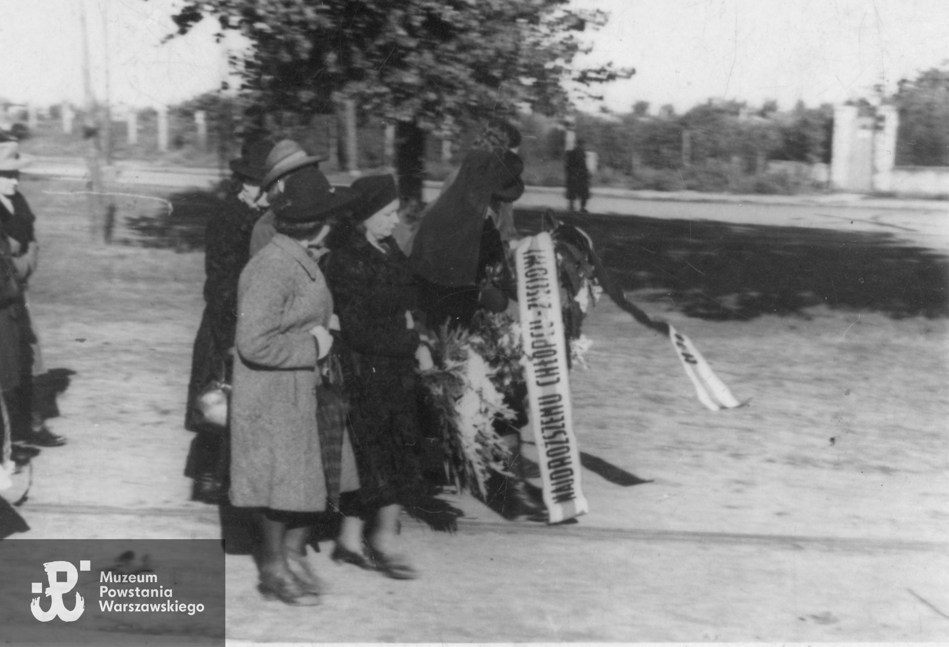 Uroczystości pogrzebowe, 12.10.1945 roku, Powązki Wojskowe. Fot. ze zbiorów rodzinnych p. Sebastiana Przybyłowicza. 