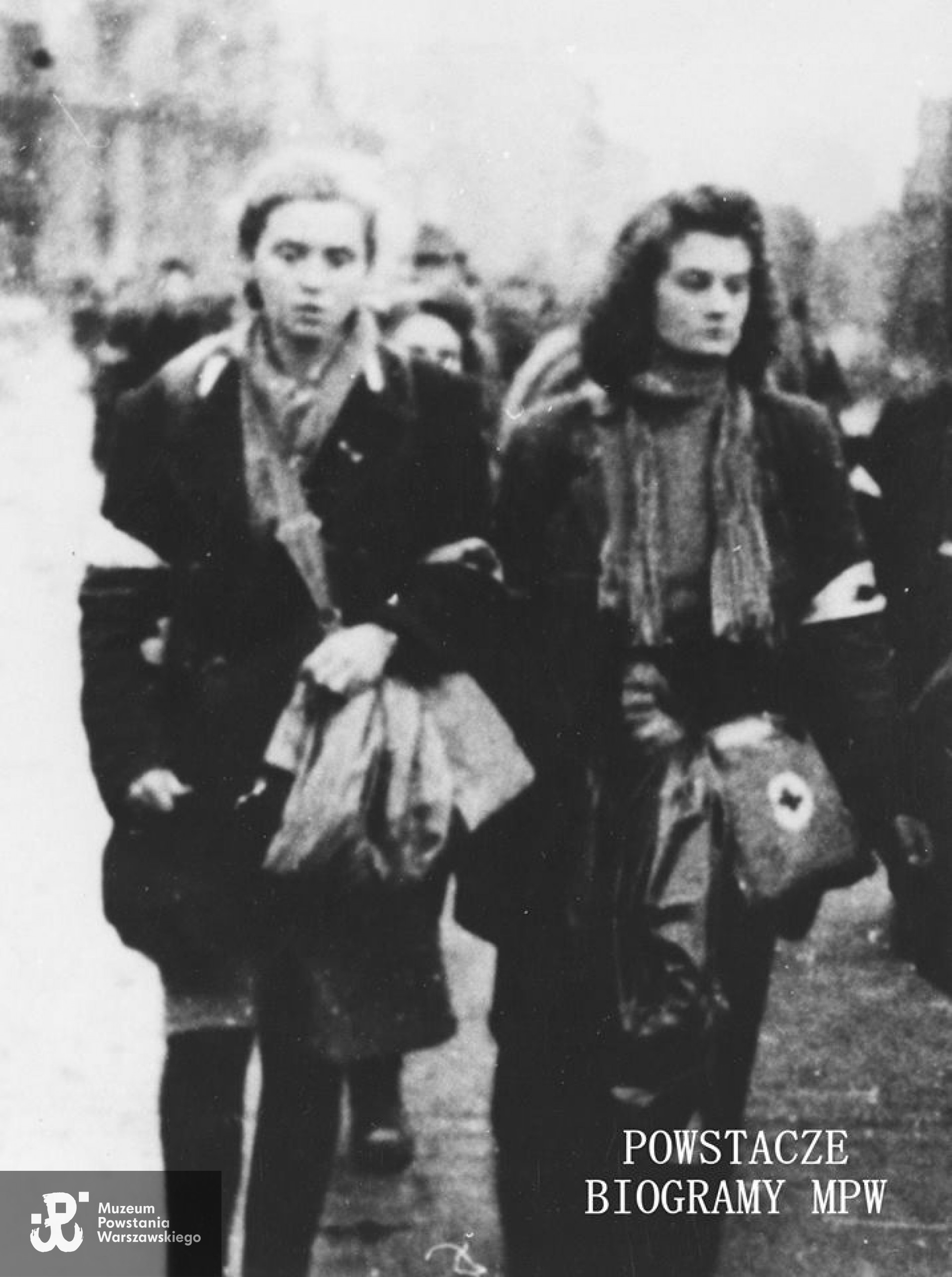 Wyjście do niewoli po Powstaniu Warszawskim, ul. Wolska 5.X.1944” Od lewej „Ala Sawicka (Halina Tarkowska po mężu Sawicka „Ala”) i Maria Krystyna Myszkorowska po mężu Kozicka (po prawej)"
Zdjęcie z archiwum prywatnego  Marii Kozickiej, przekazane przez syna, udostępnił Dział Historyczny MPW